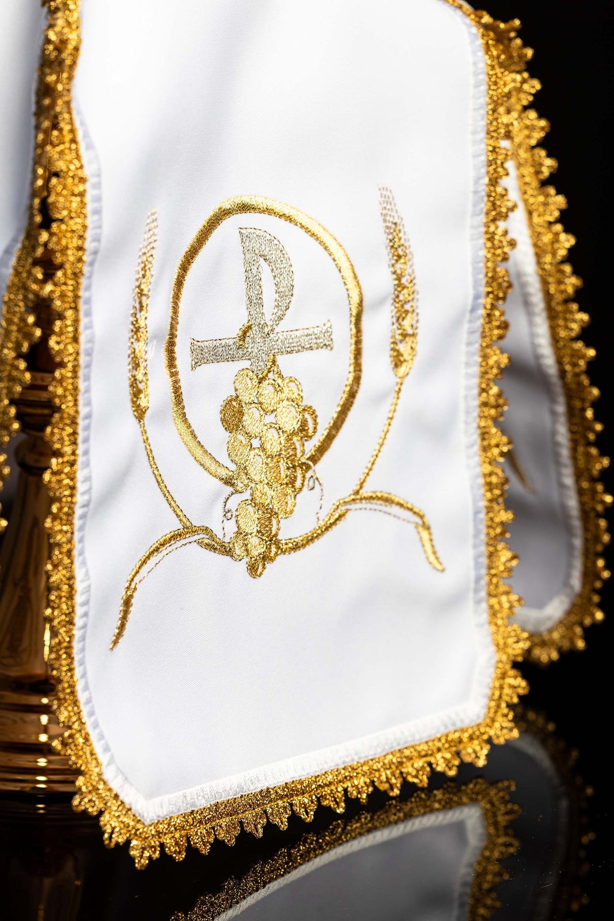 Ziboriumvelum, Nahaufnahme der goldenen PAX-Stickerei mit Weintraubenmotiv