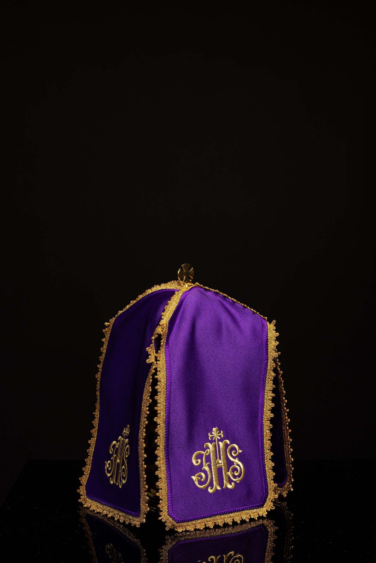 Violettes Ziboriumvelum mit goldfarbener IHS-Stickerei, Vorderansicht mit Goldborte