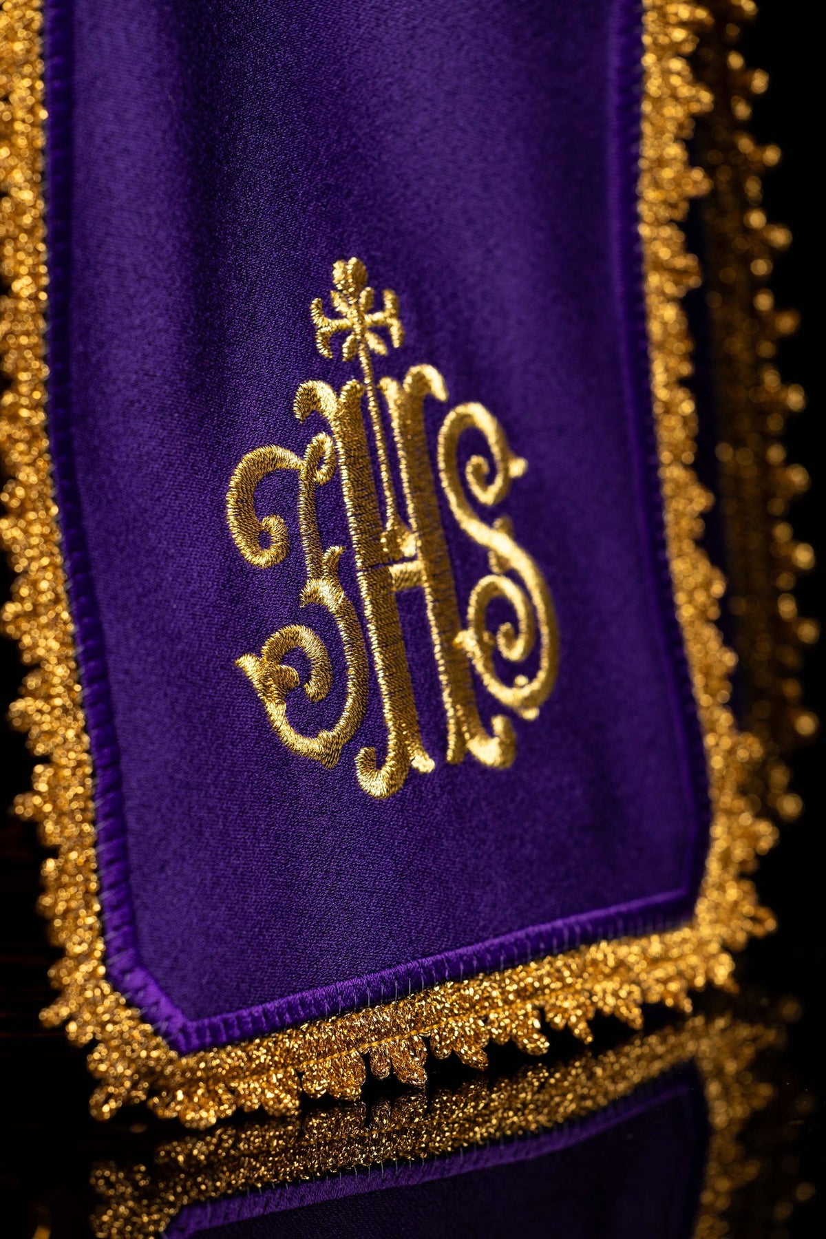 Ziboriumvelum in Violett als Detailaufnahme der goldfarbenen IHS-Stickerei