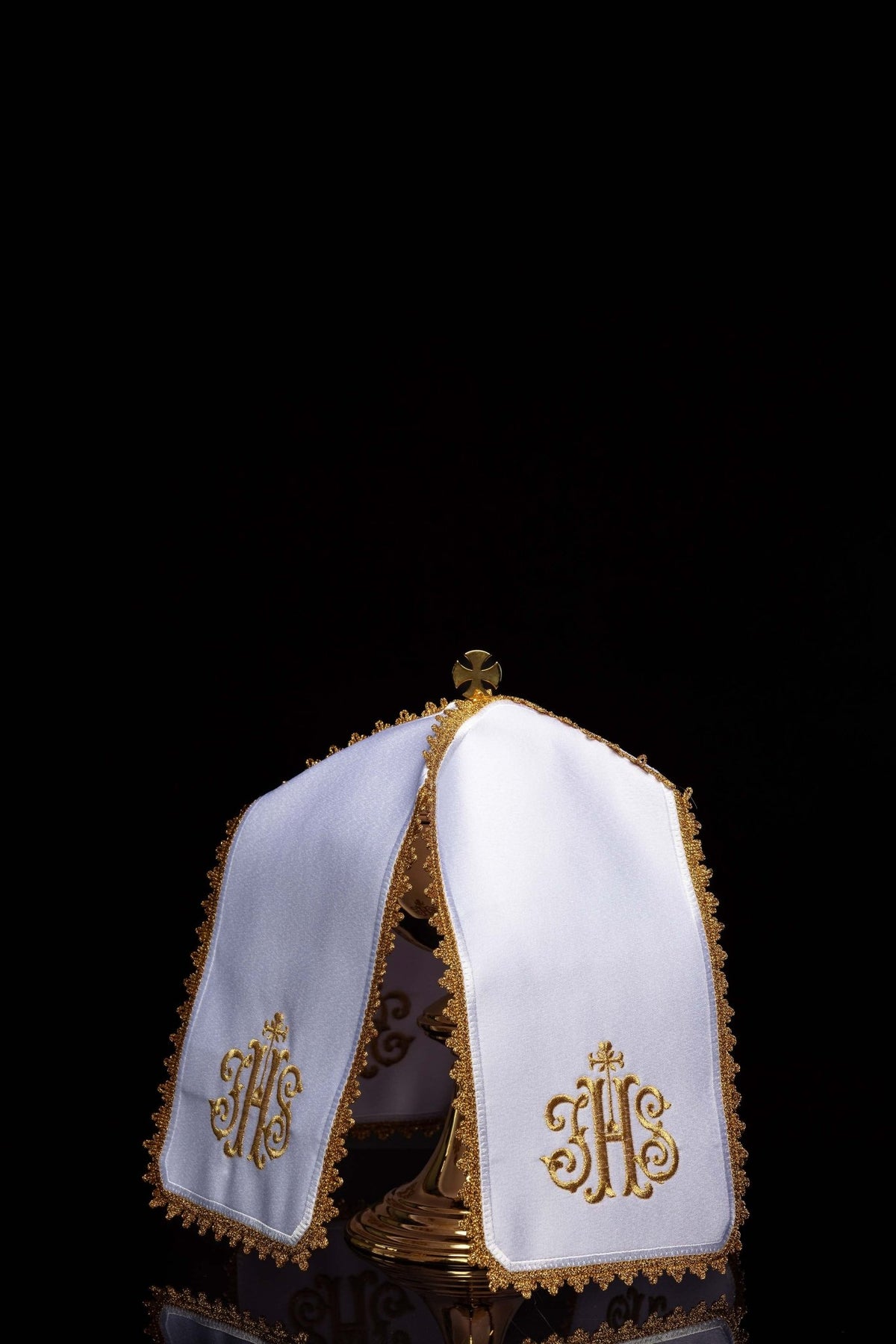 Ziboriumvelum mit goldener IHS-Stickerei, geöffnete Seitenansicht