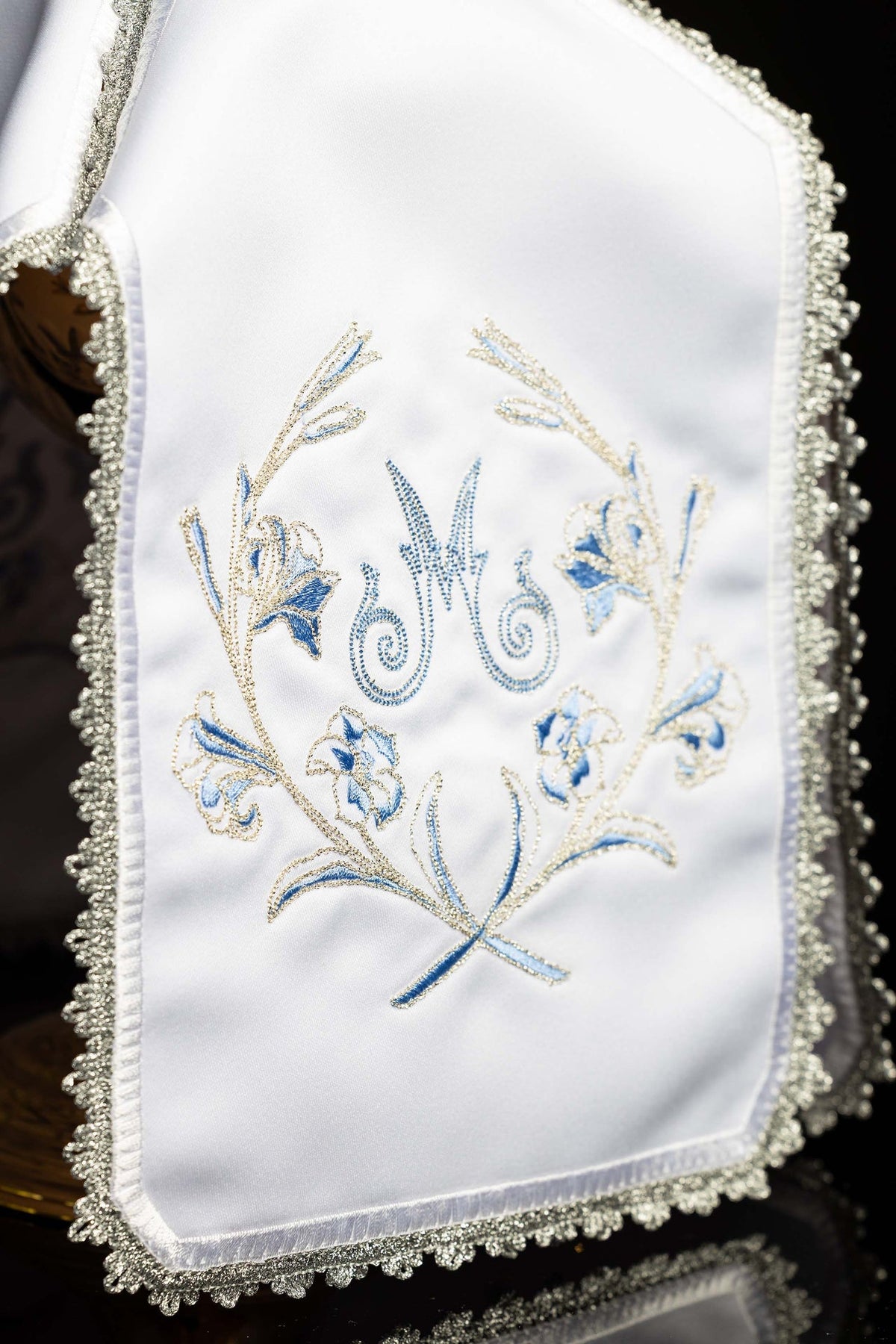 Ziboriumvelum, Nahaufnahme der blau-silbernen Blumenstickerei und Spitzenborte