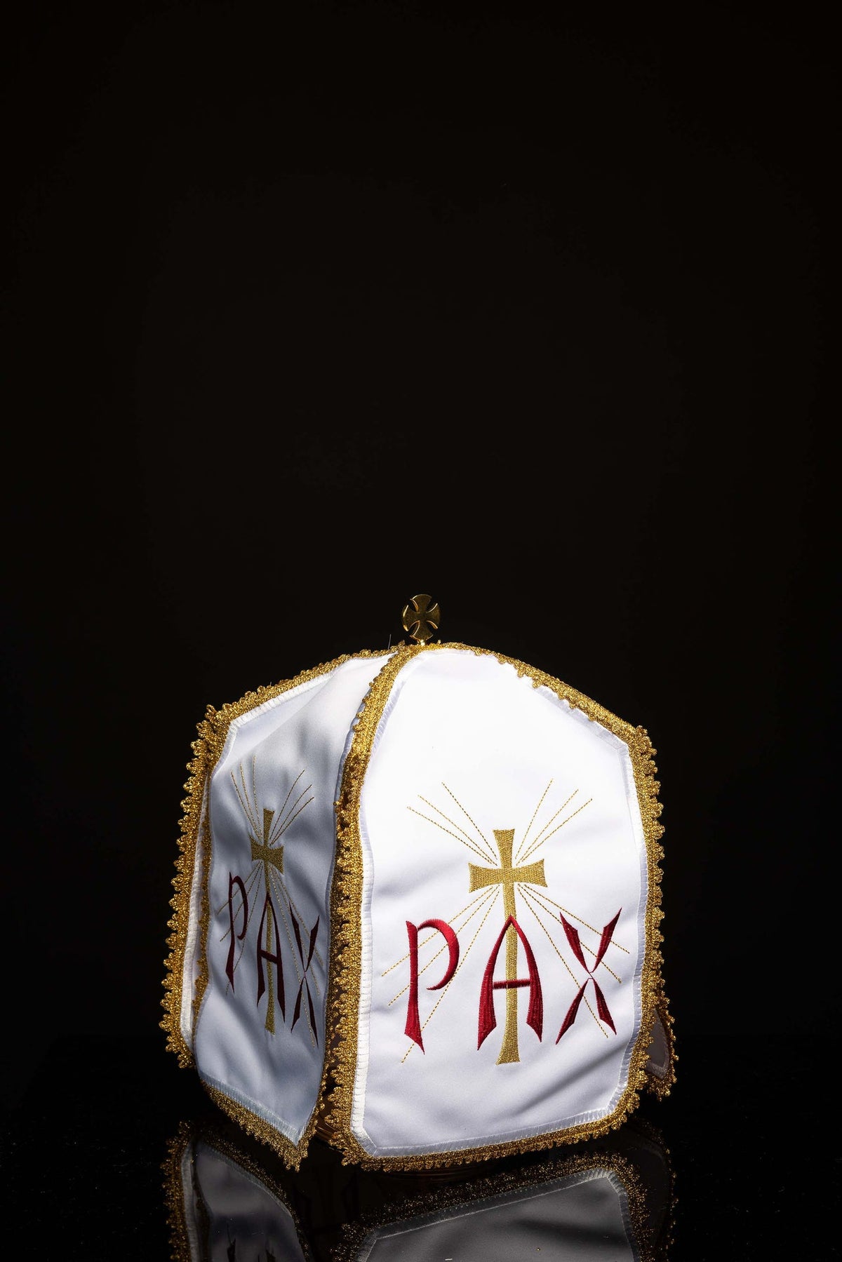 Ziboriumvelum mit PAX-Stickerei, weiße Vorderansicht mit goldener Kreuz- und roter PAX-Stickerei