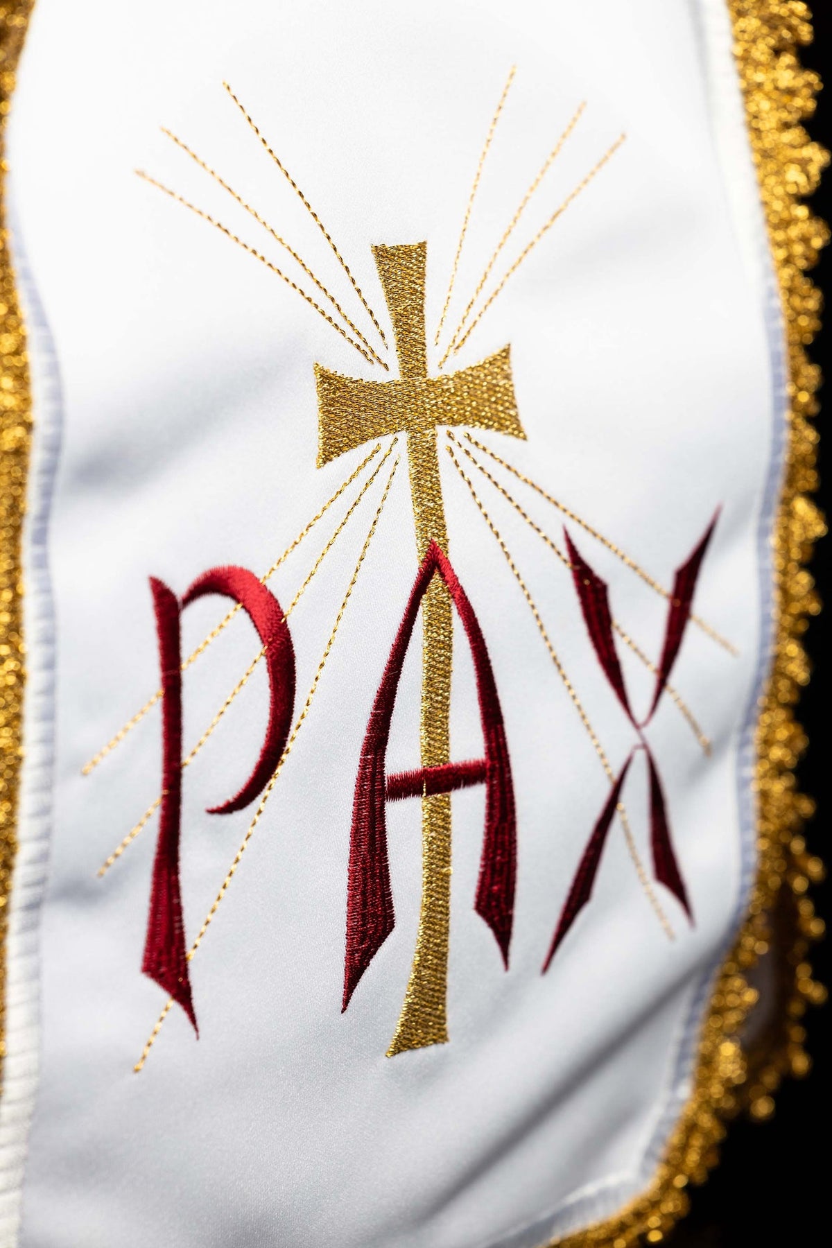 Ziboriumvelum, Nahaufnahme der goldenen Kreuz- und roten PAX-Stickerei