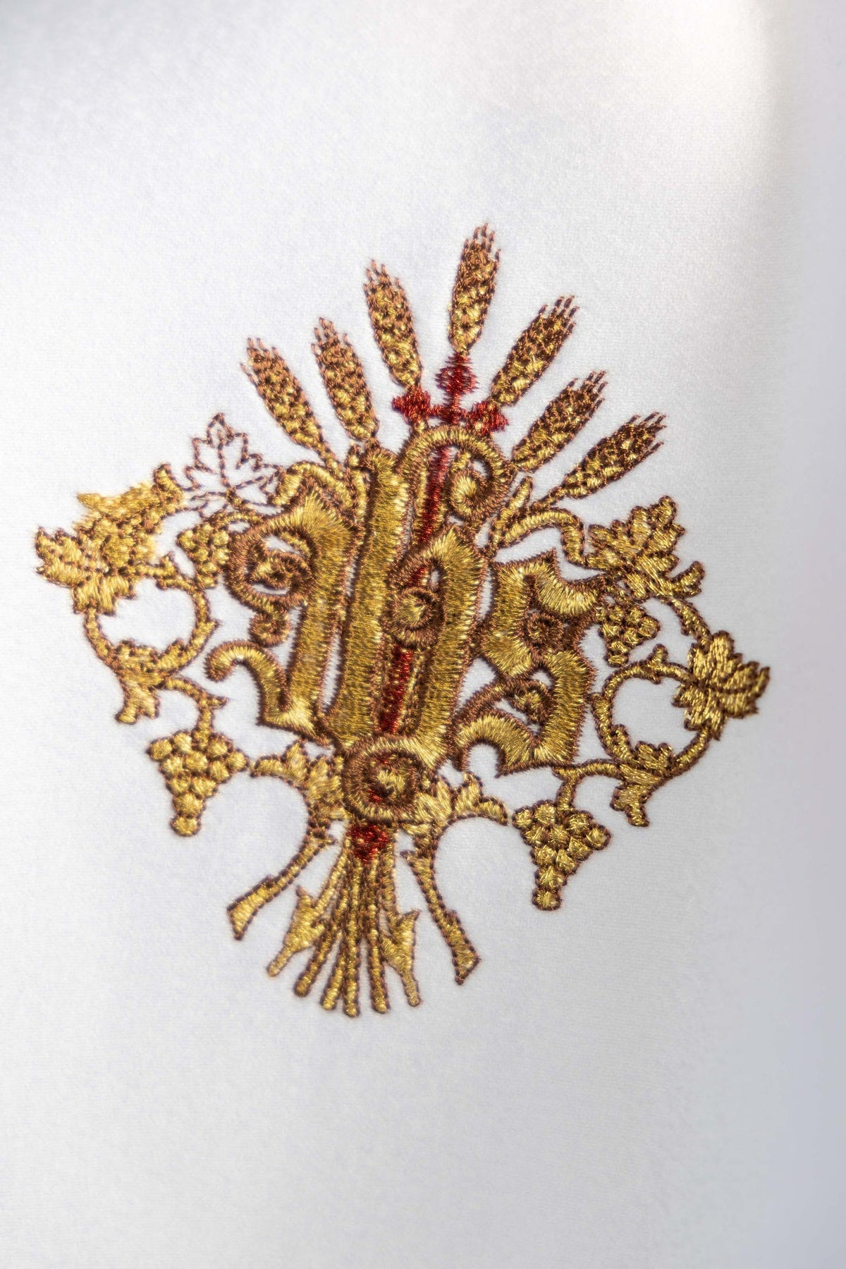 Ziboriumvelum, Nahaufnahme der goldenen IHS-Stickerei auf weißem Stoff