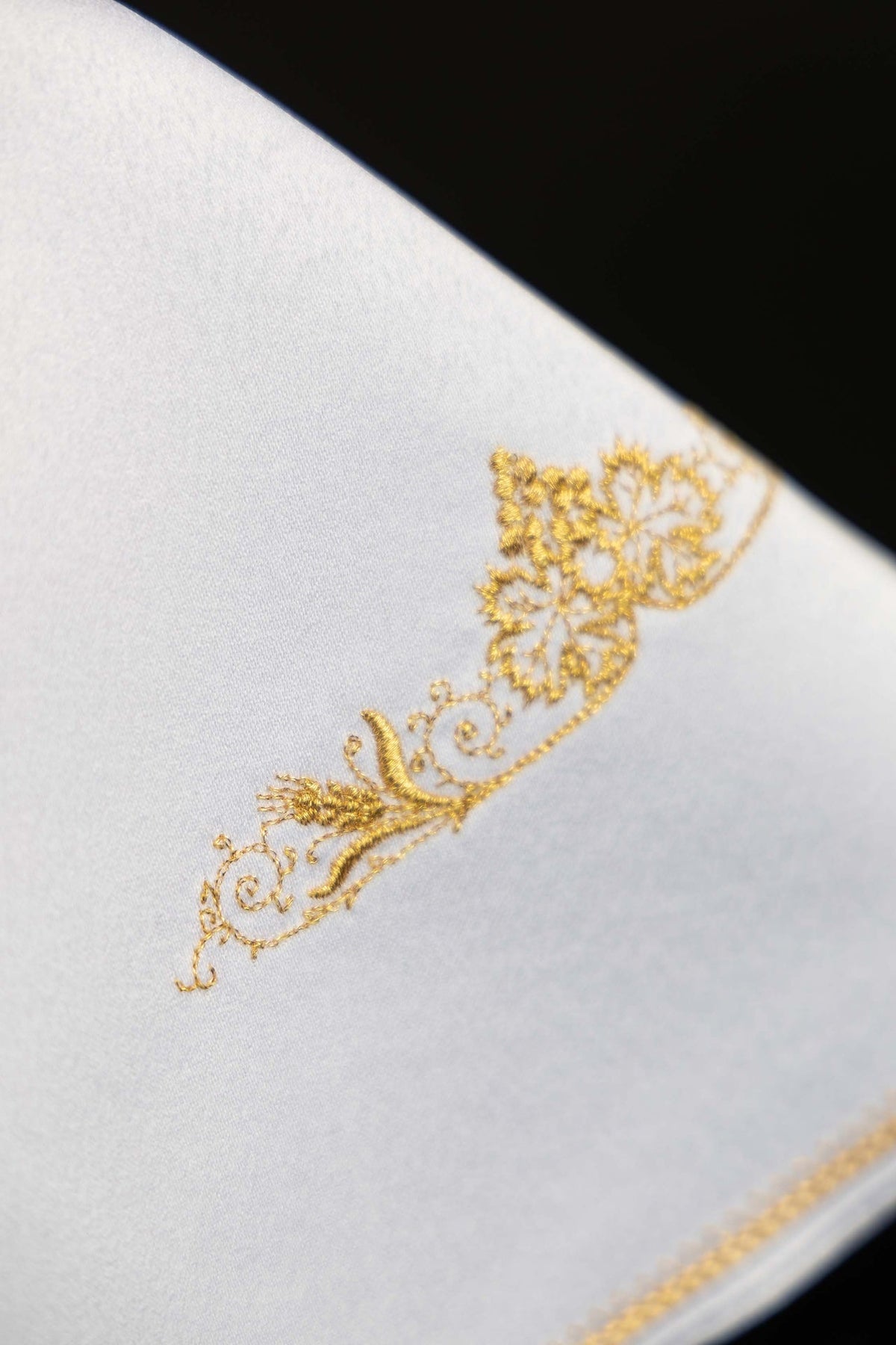 Ziboriumvelum, Nahaufnahme der goldenen floralen Seiten-Stickerei