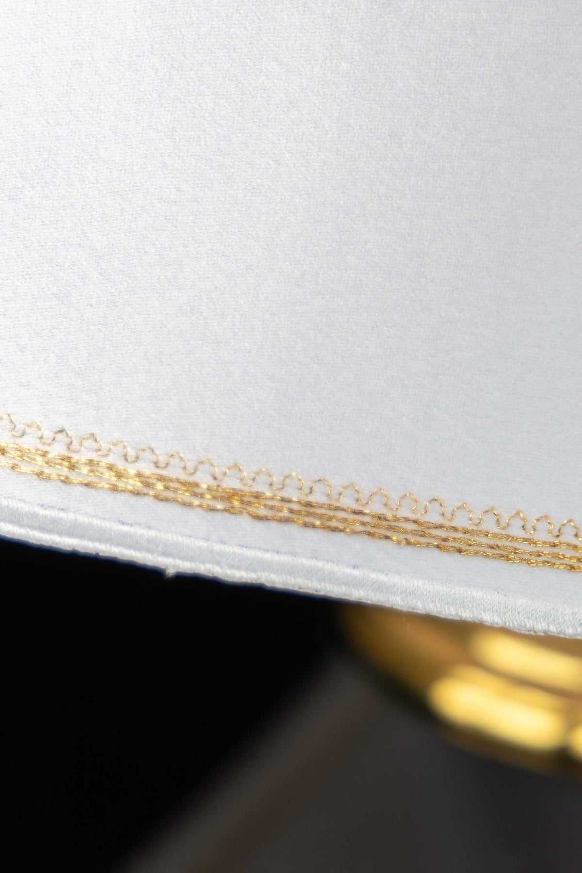 Ziboriumvelum, Detail der goldenen Bordüren-Stickerei am Saum