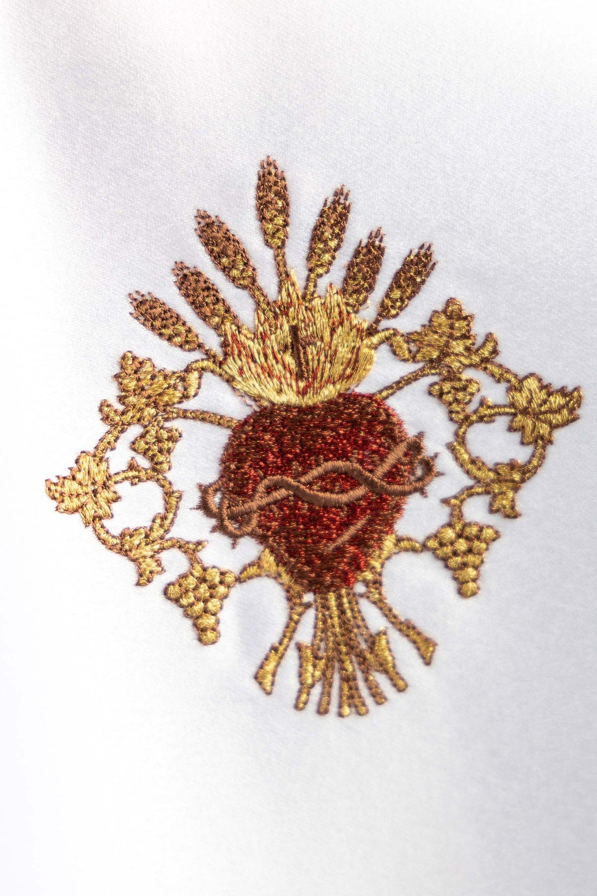 Ziboriumvelum, Nahaufnahme der goldenen Herz-Jesu-Stickerei