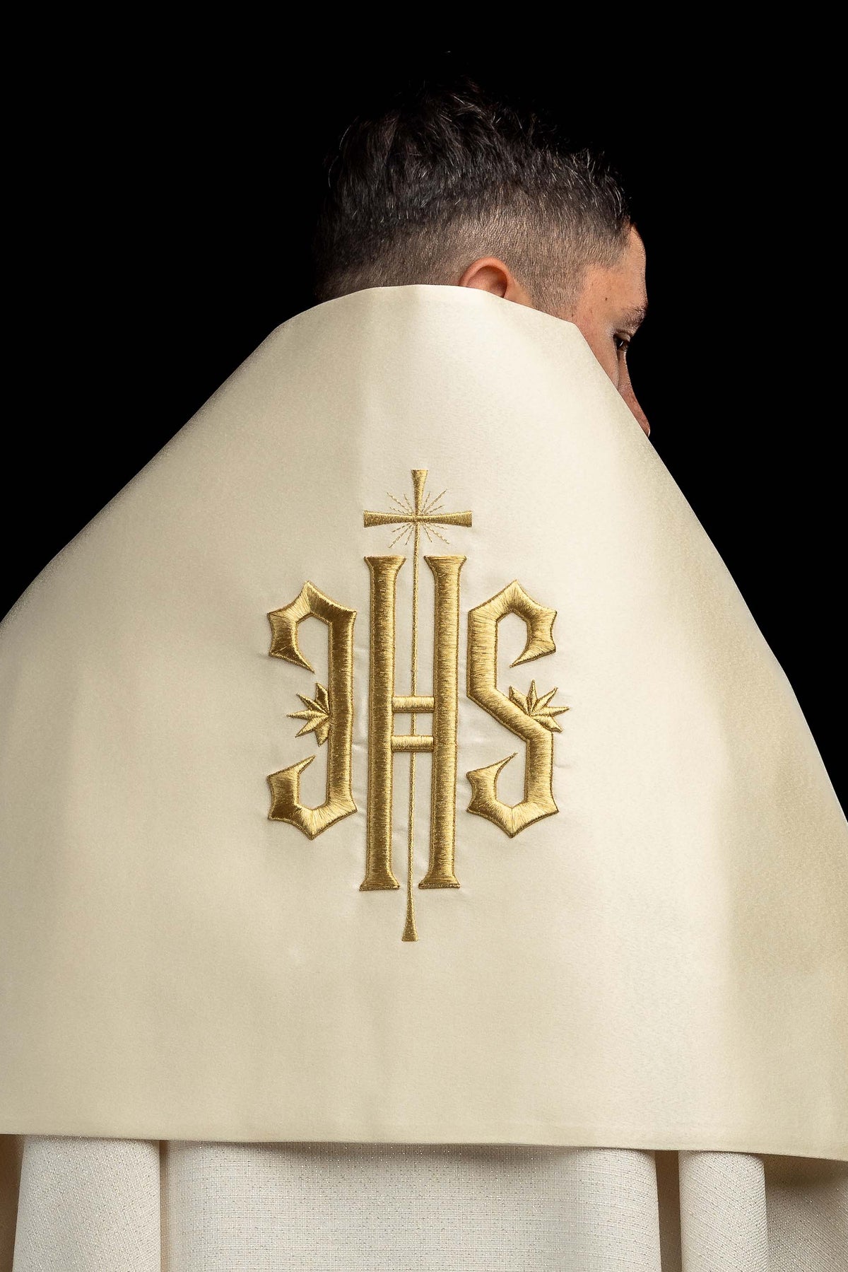 Ecrufarbenes Schultervelum mit gesticktem IHS-Symbol