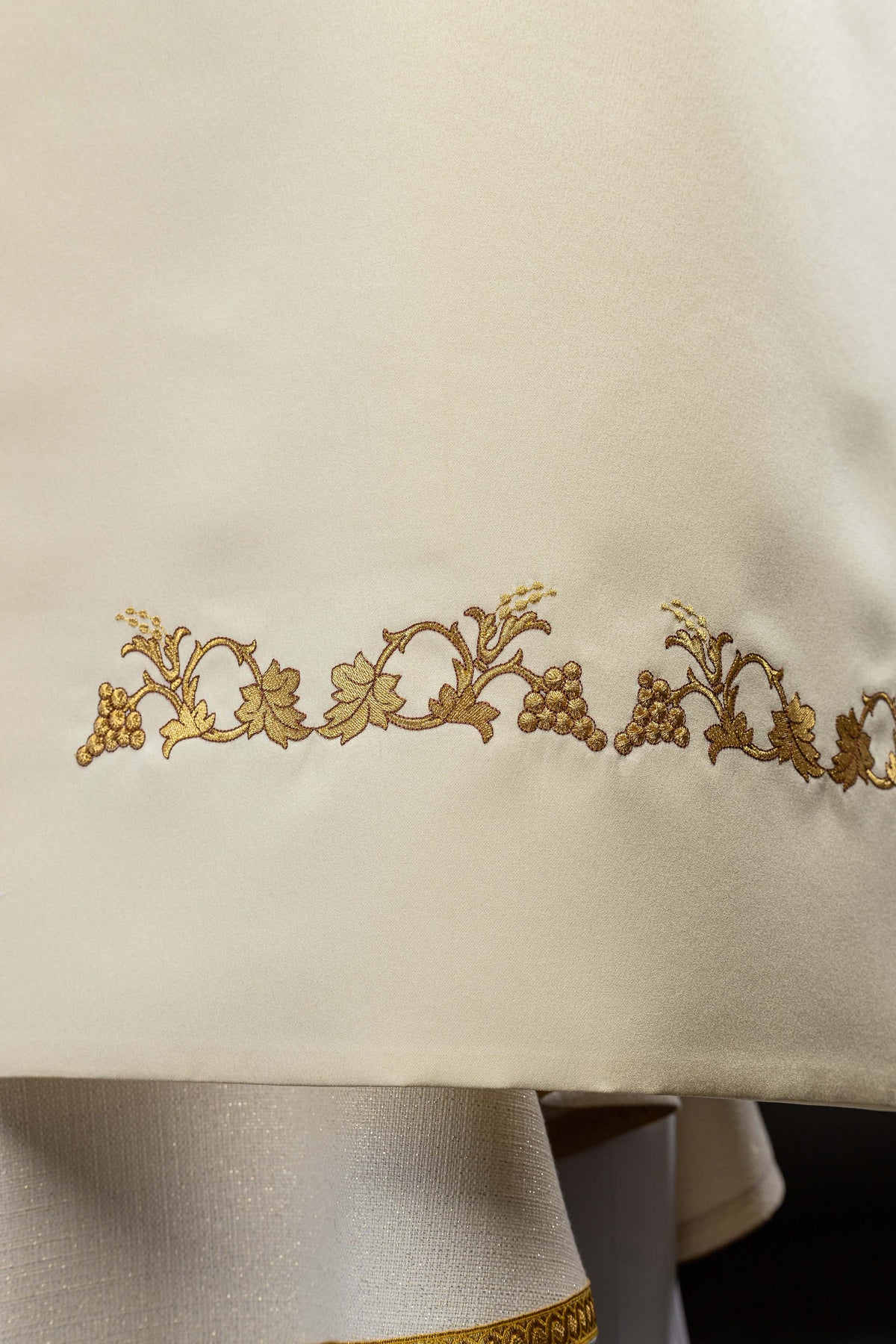 Schultervelum, Detail der goldenen Weinlaub- und Traubenstickerei