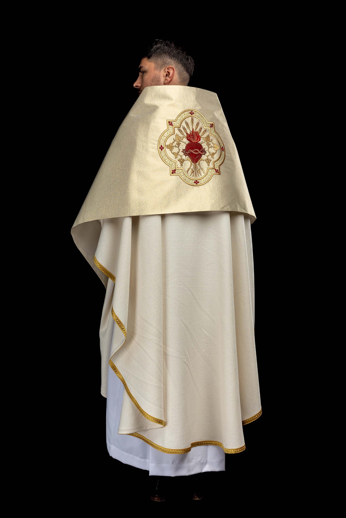 Schultervelum von hinten mit Herz-Jesu-Motiv und goldfarbener Borte