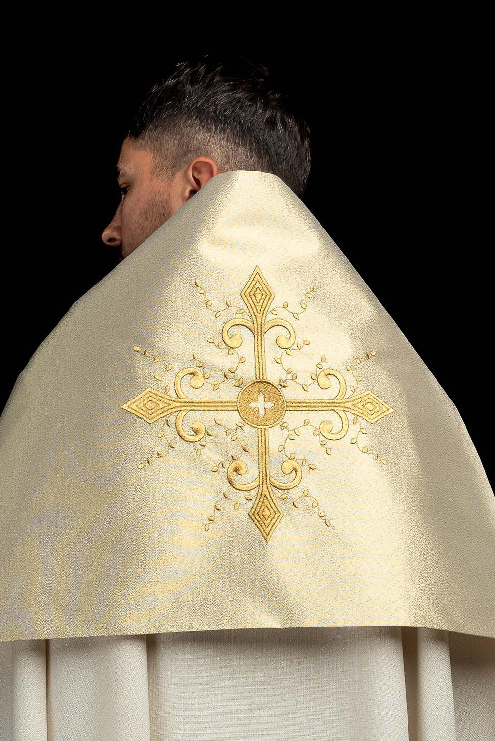 Goldfarbenes Schultervelum mit gesticktem Kreuzmotiv, Rückansicht mit großem Kreuz und Rankenornament