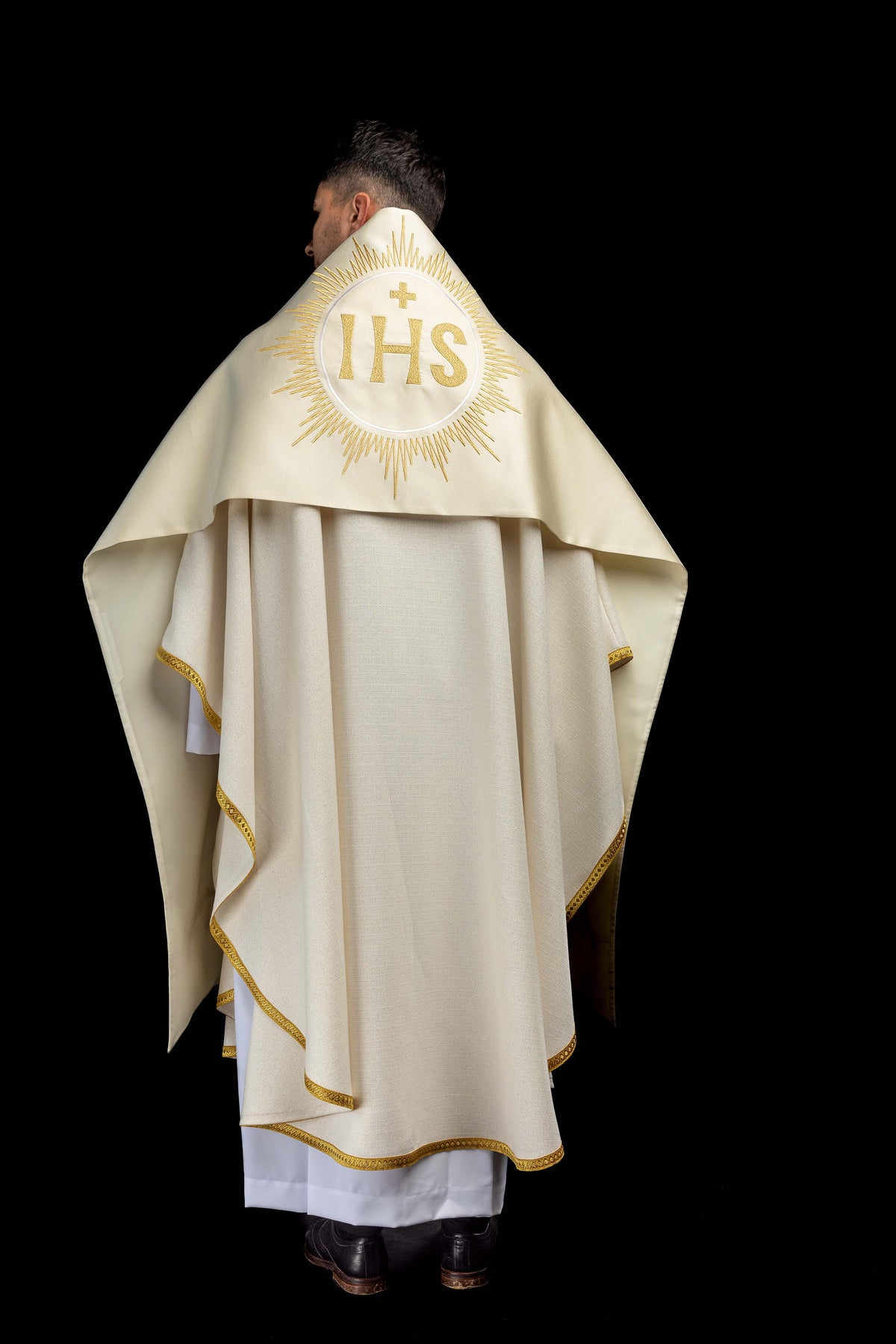 Ecrufarbenes Schultervelum mit IHS-Symbol, vollständige Rückansicht mit goldener Borte