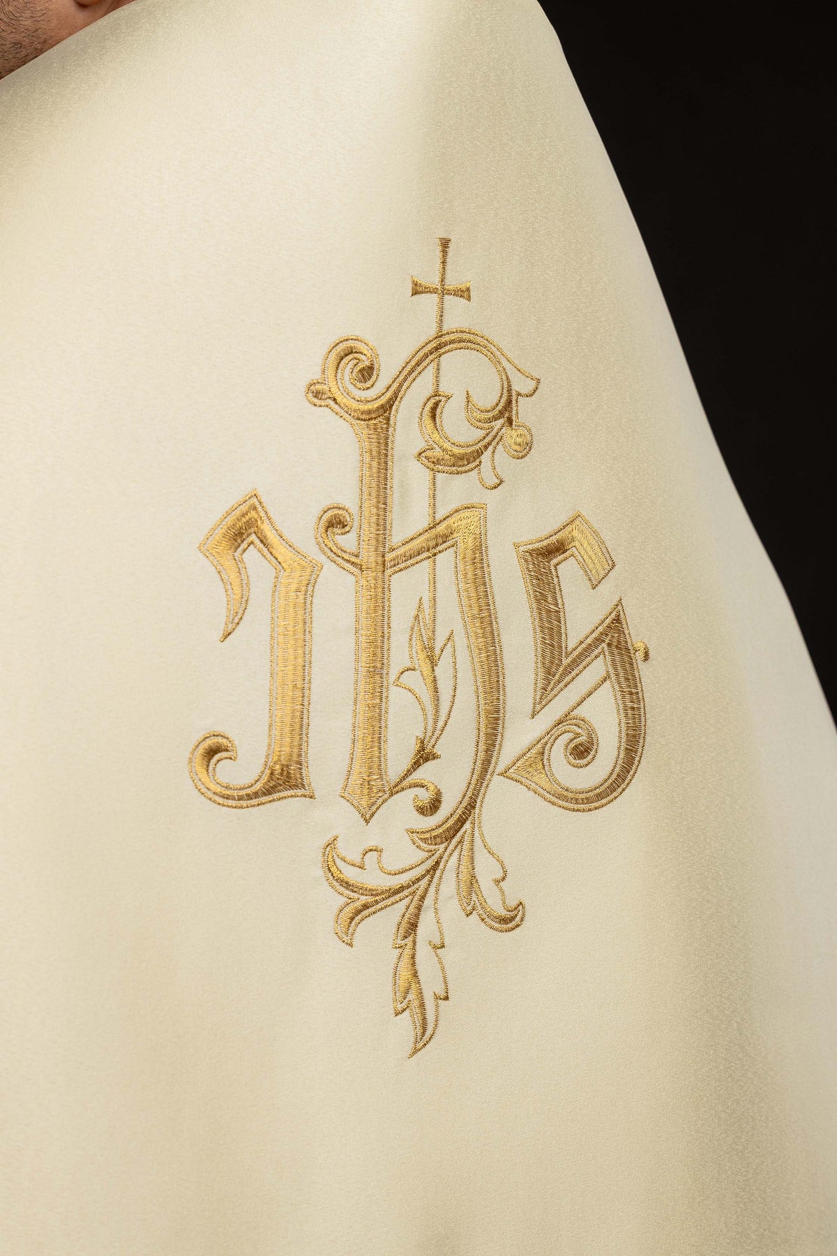 Schultervelum mit goldener IHS-Stickerei, Detailansicht
