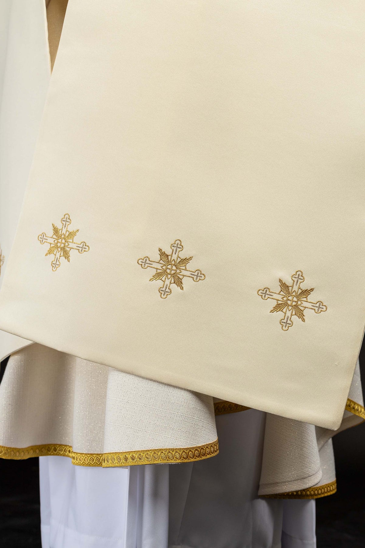 Ecru Schultervelum mit drei gestickten Kreuzen und goldener Borte
