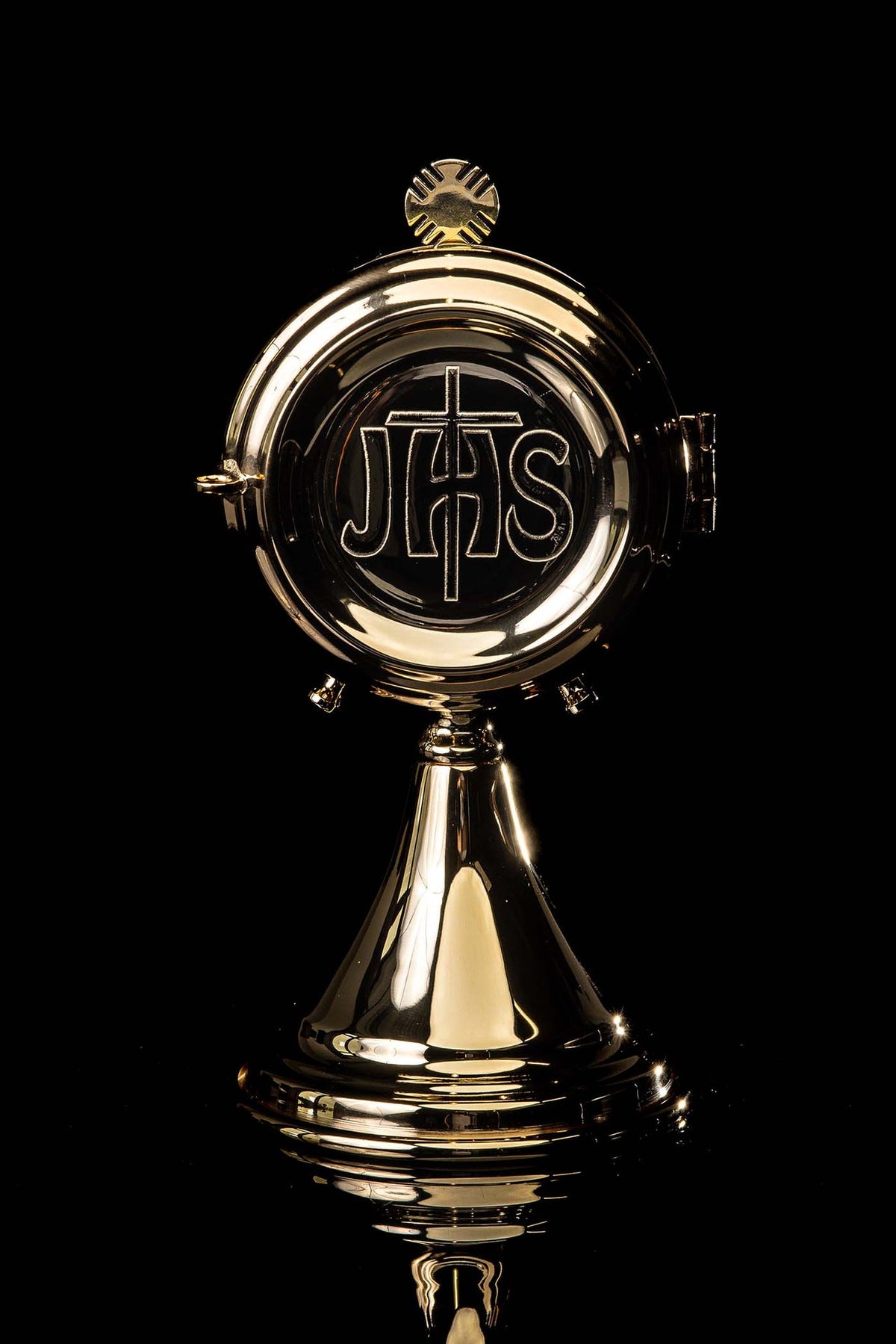Handgefertigte Custodia aus Messing, Vorderansicht mit IHS-Monogramm und Hostienhalter