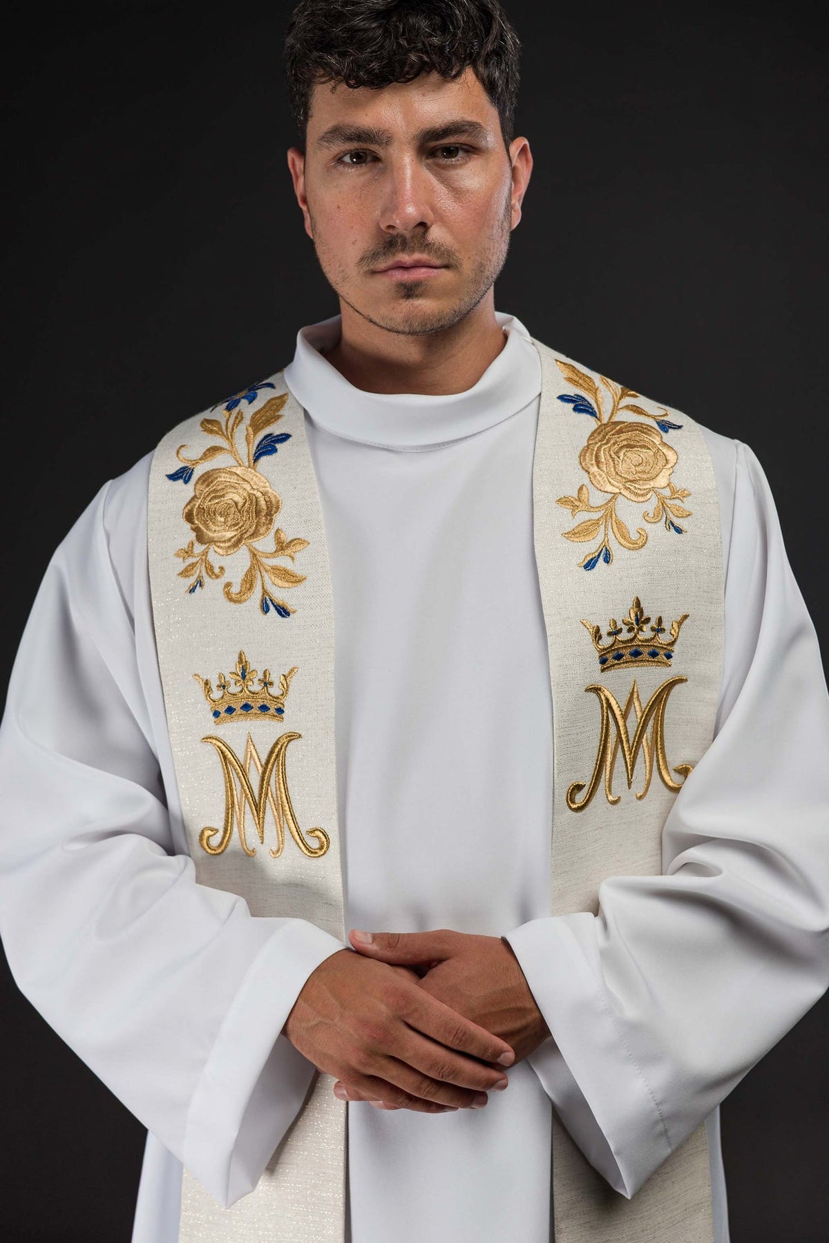 Bestickte Stola mit goldenen Rosen und gekrönten Marienmonogrammen, getragen von vorn