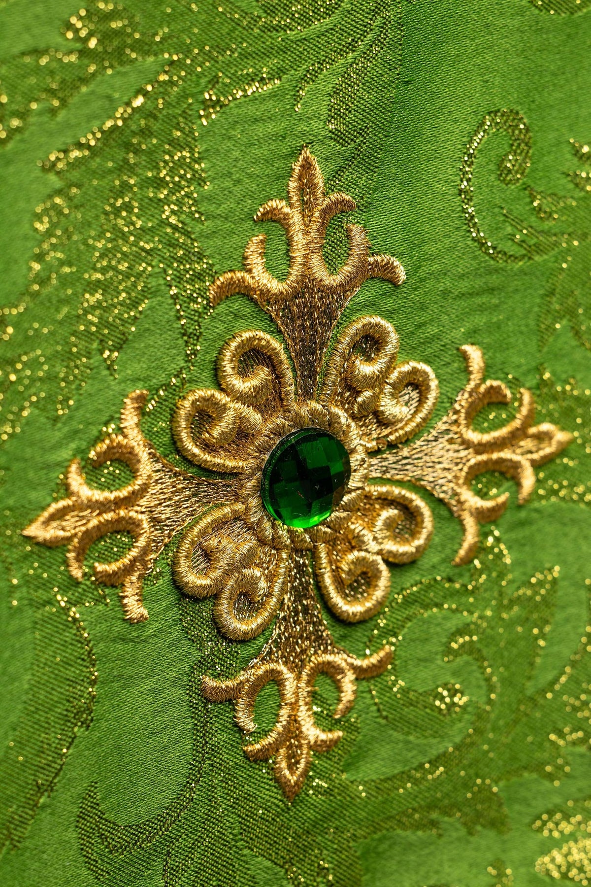 Kelchvelum, Detail der bestickten Kreuzverzierung mit grünem Zierstein