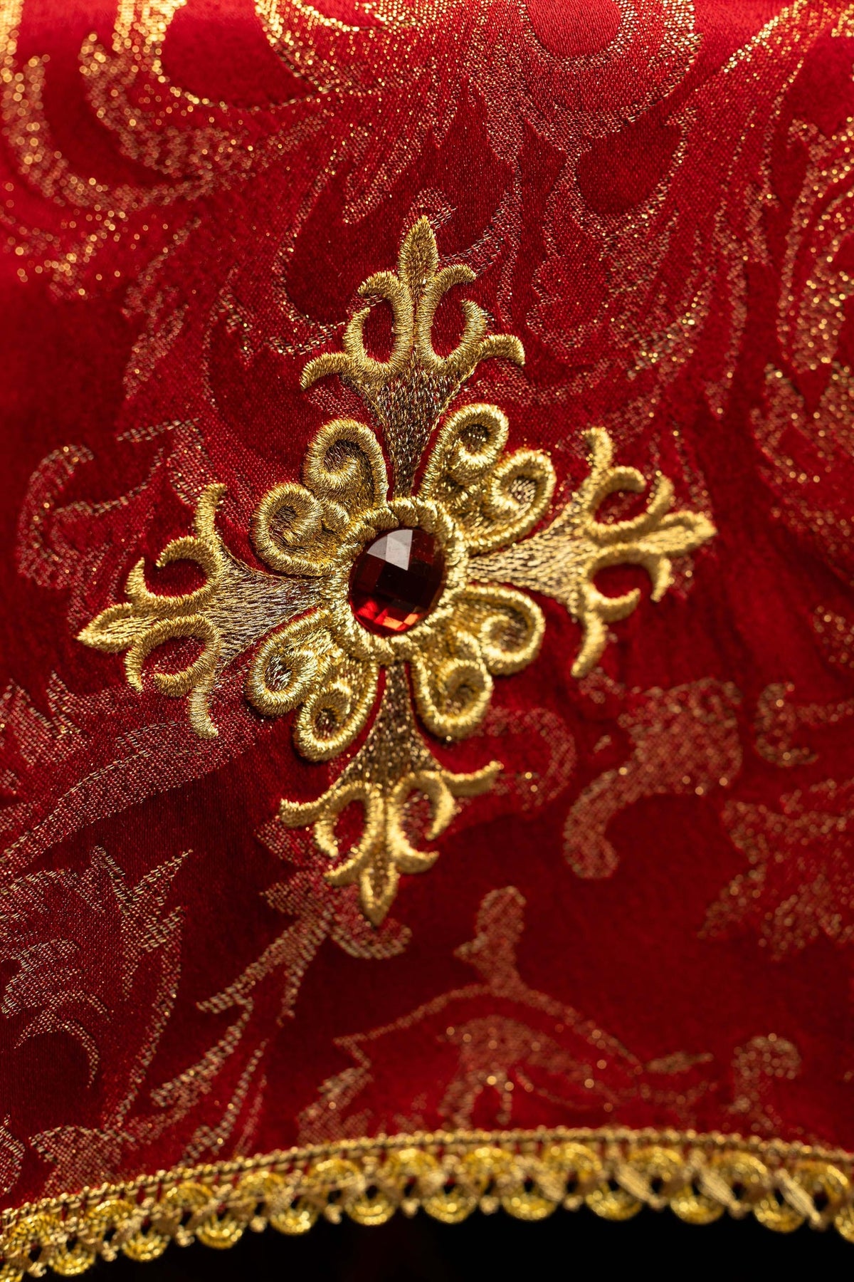 Kelchvelum mit goldener Kreuzstickerei und rotem Dekostein, Detailansicht