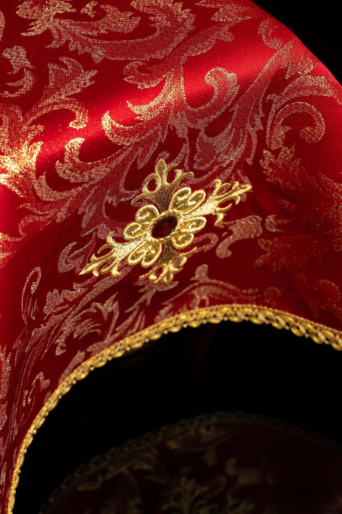 Kelchvelum mit Kreuzmotiv, rotem Dekostein und goldener Randborte, Detailansicht