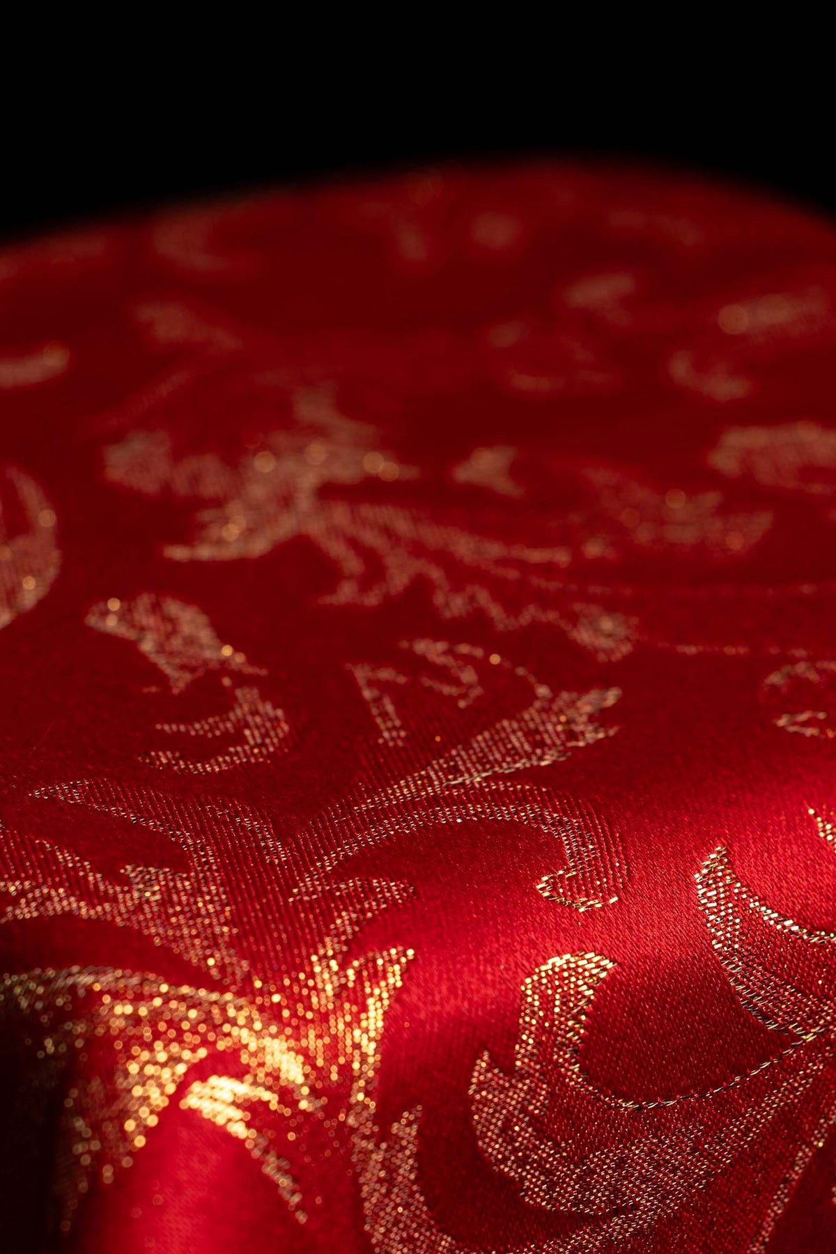 Rotes Kelchvelum mit goldfarbenem Rankenmuster, Stoffdetail