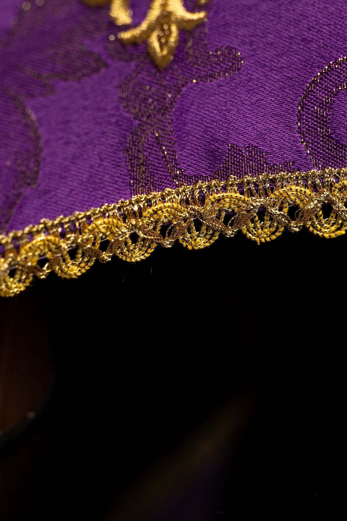 Kelchvelum, Detail der goldenen Spitzenborte und violetten Stoffstruktur