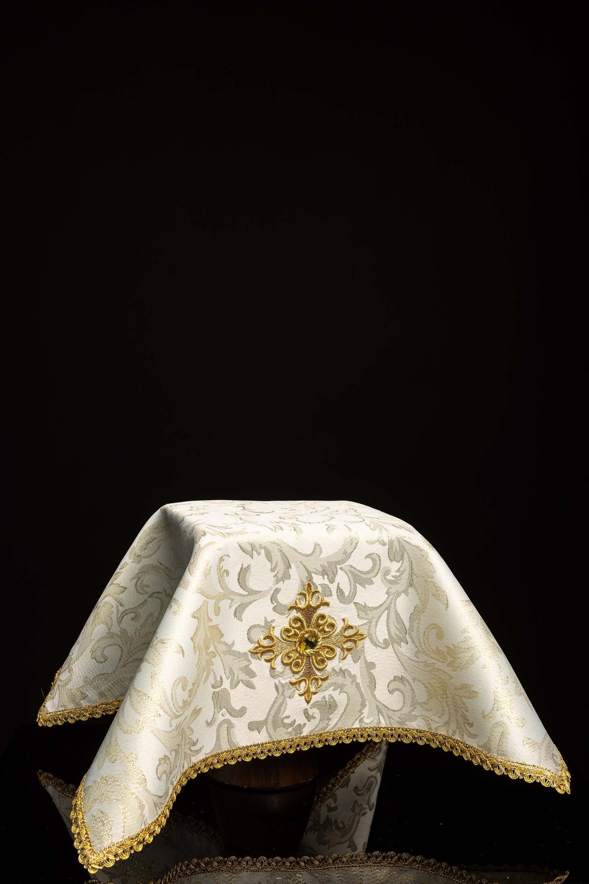 Besticktes Kelchvelum mit Kreuzmotiv und Ecru-Stein, Gesamtansicht in Ecru mit Goldborte