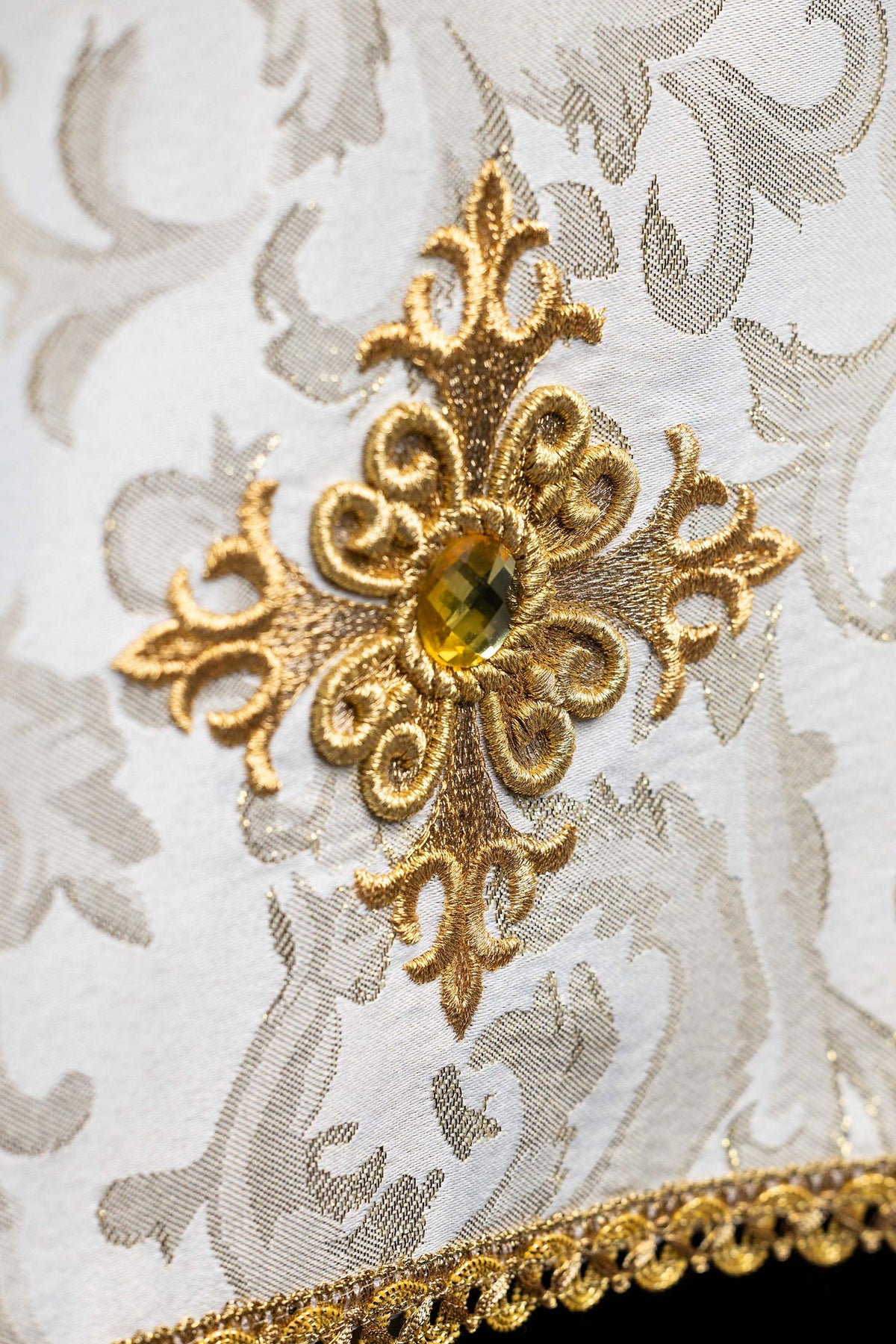 Kelchvelum mit goldener Kreuzstickerei und Ecru-Stein, Detailansicht