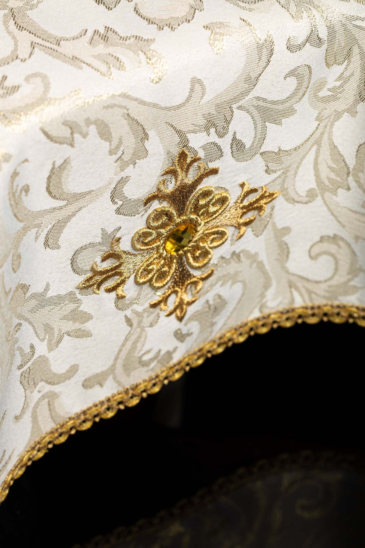 Besticktes Kelchvelum mit Kreuzmotiv, goldene Borte und barockes Muster im Detail