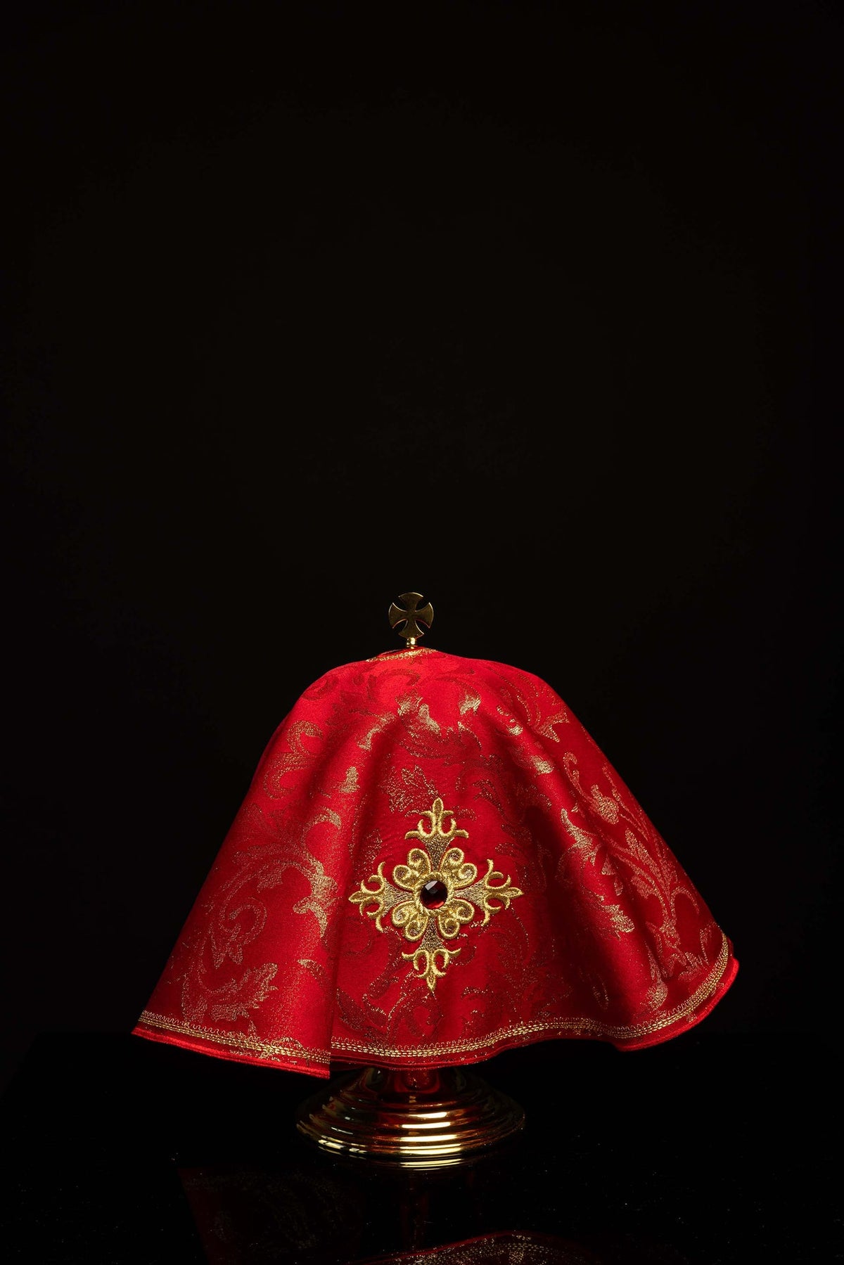 Rotes Ziboriumvelum mit Kreuzstickerei und dekorativem Stein, Vorderansicht