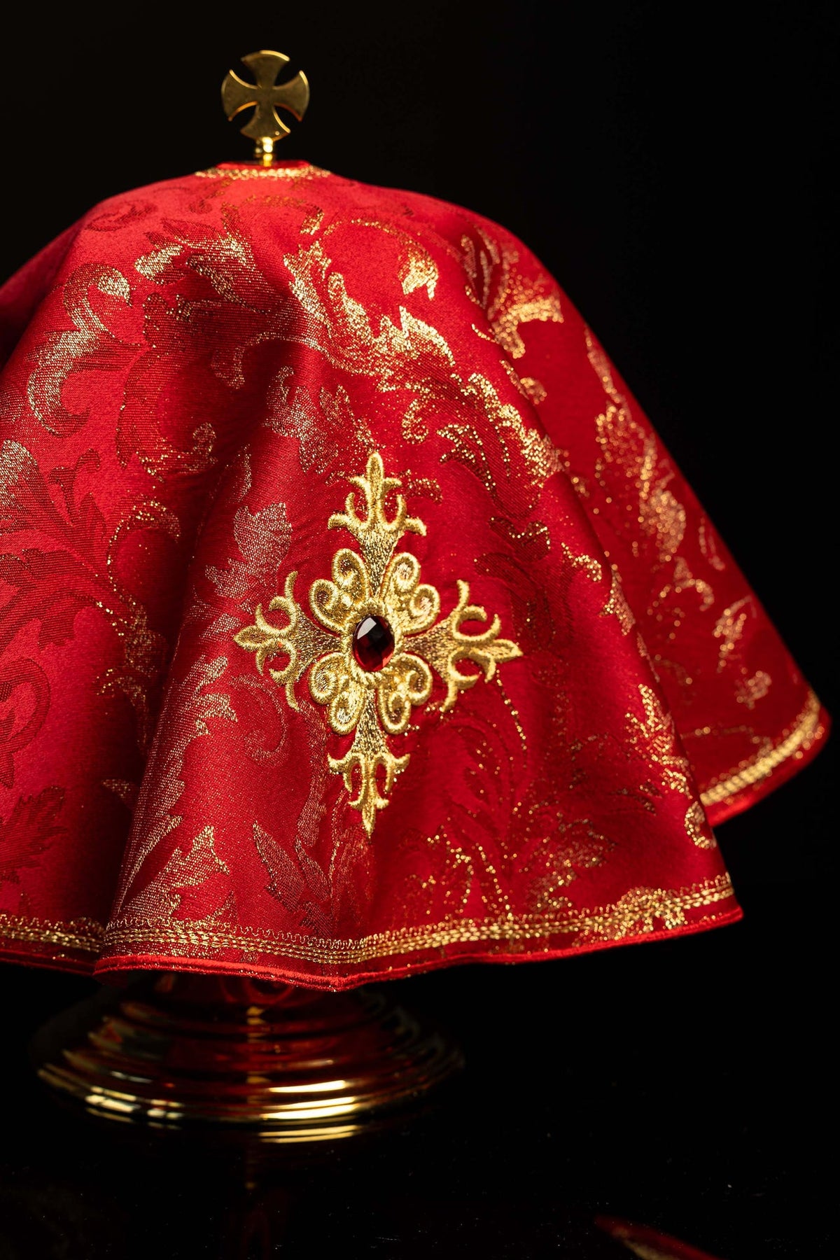 Ziboriumvelum, seitliche Ansicht mit goldbesticktem Kreuz und Kreuzaufsatz