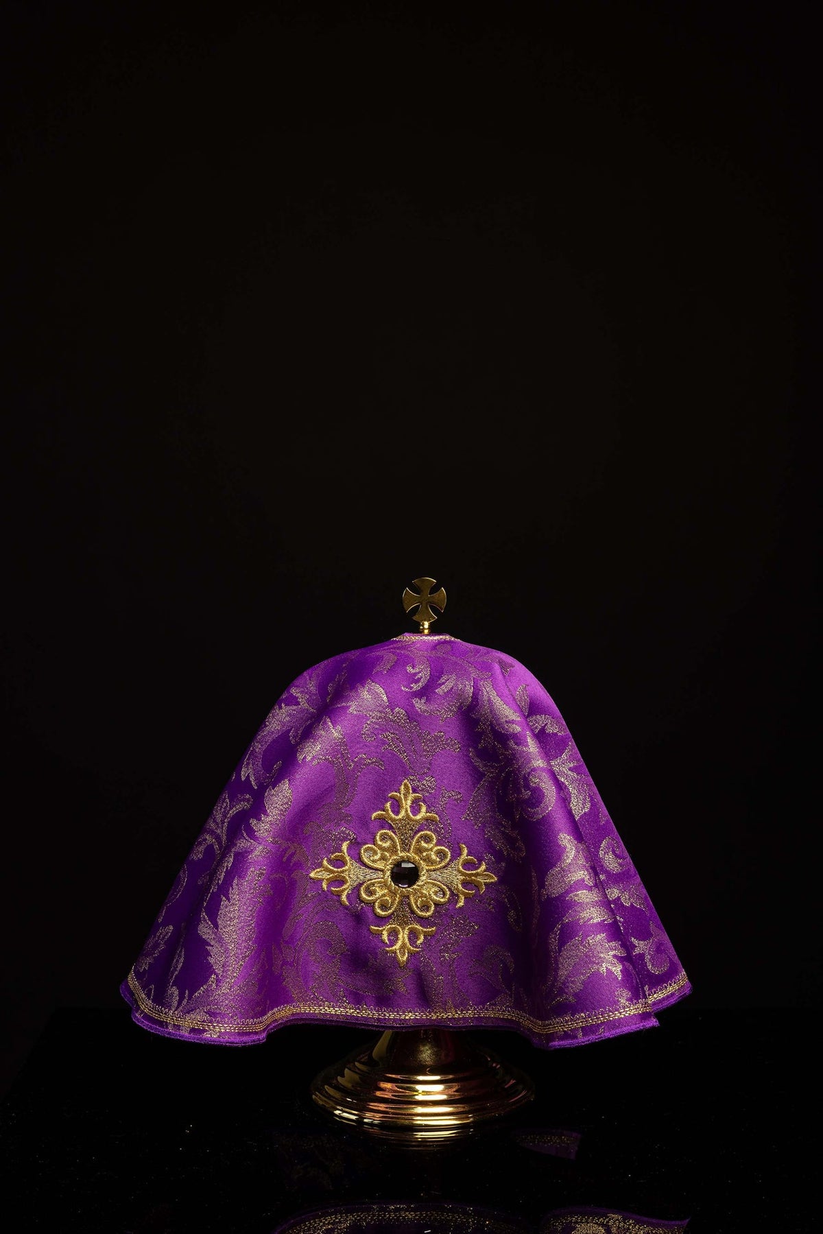 Violettes, rundes Ziboriumvelum mit Kreuzmotiv und Schmuckstein, Vorderansicht mit goldbesticktem Kreuz
