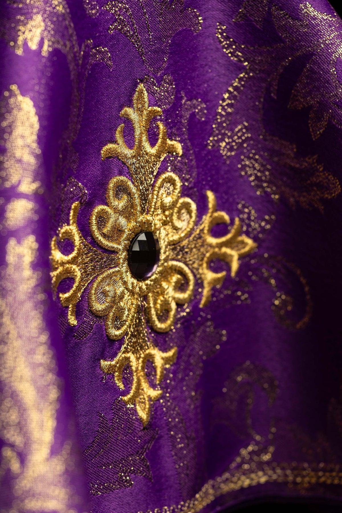 Ziboriumvelum, Detail der goldenen Stickerei mit schwarzem Schmuckstein