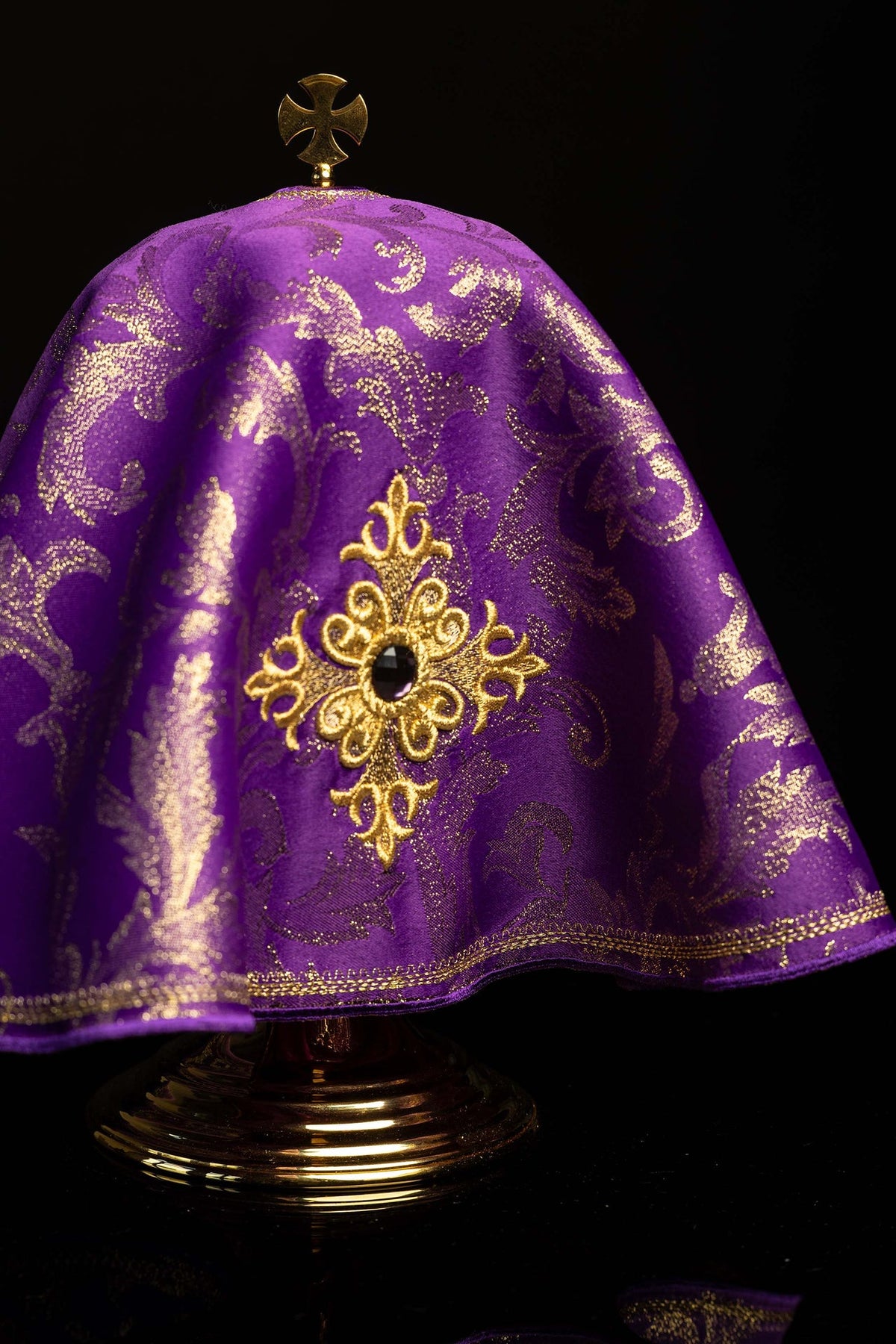 Ziboriumvelum, Vorderansicht mit violettem Brokatmuster, Kreuz und Schmuckstein