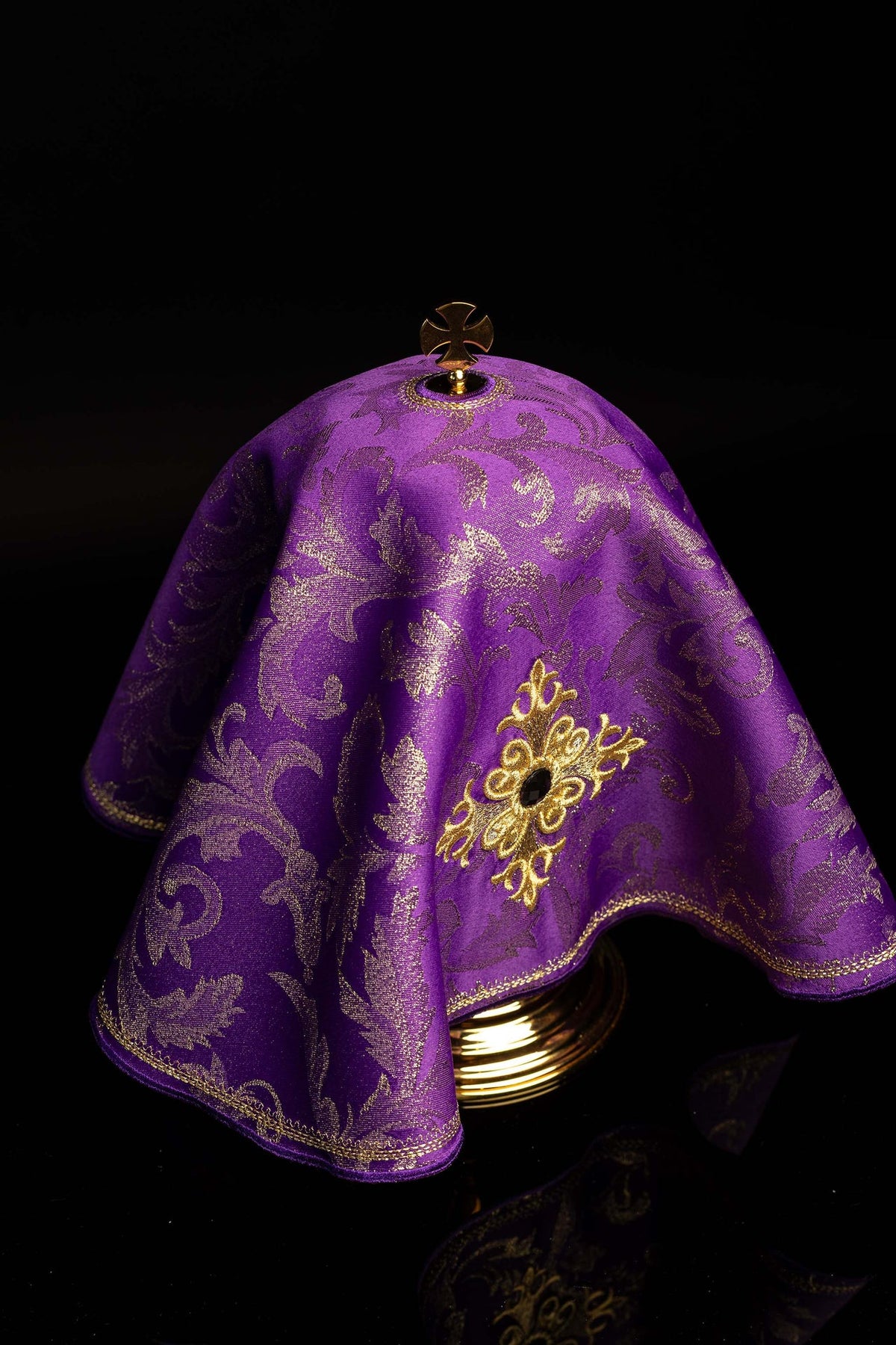 Ziboriumvelum, seitliche Ansicht mit Kreuz und violett-goldenem Brokatmuster