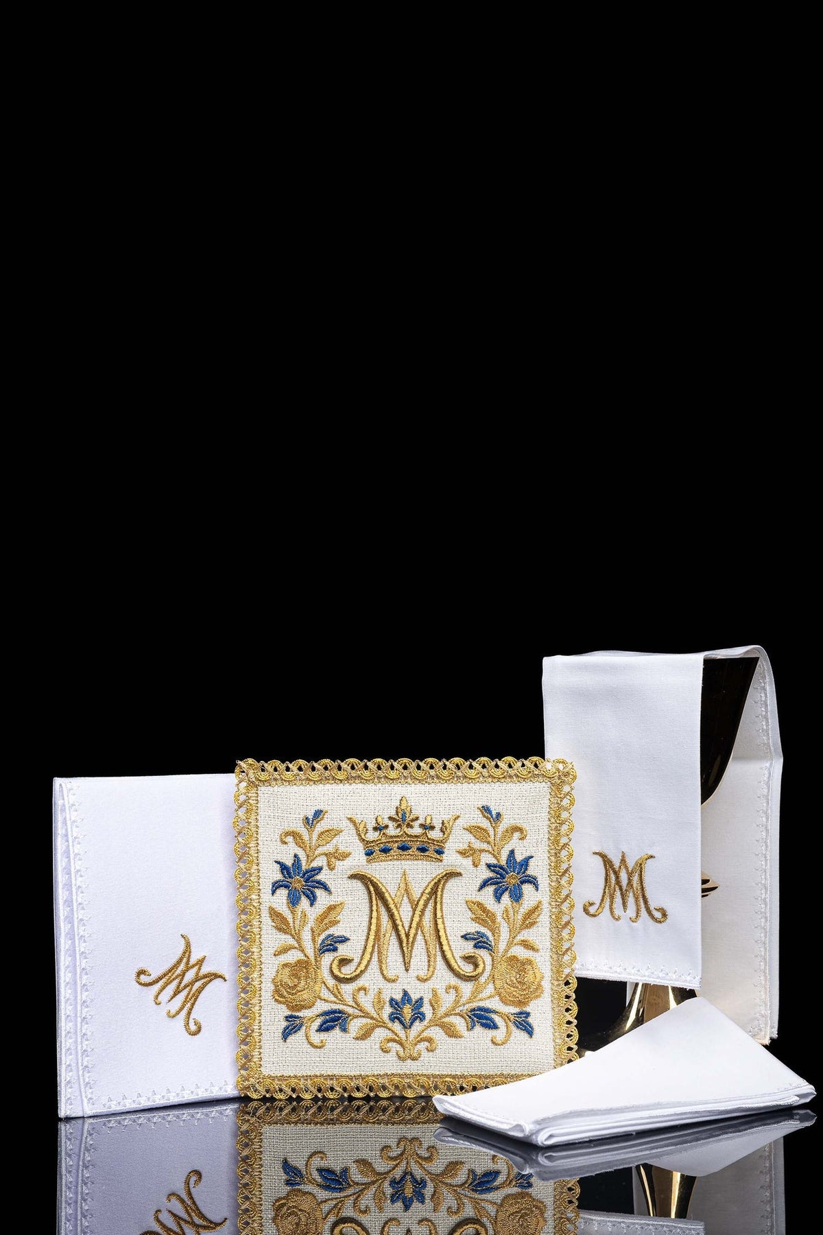 Kelchwäsche-Set in Weiß mit goldenem Marienmonogramm und blauem Dekor, vollständig arrangiert
