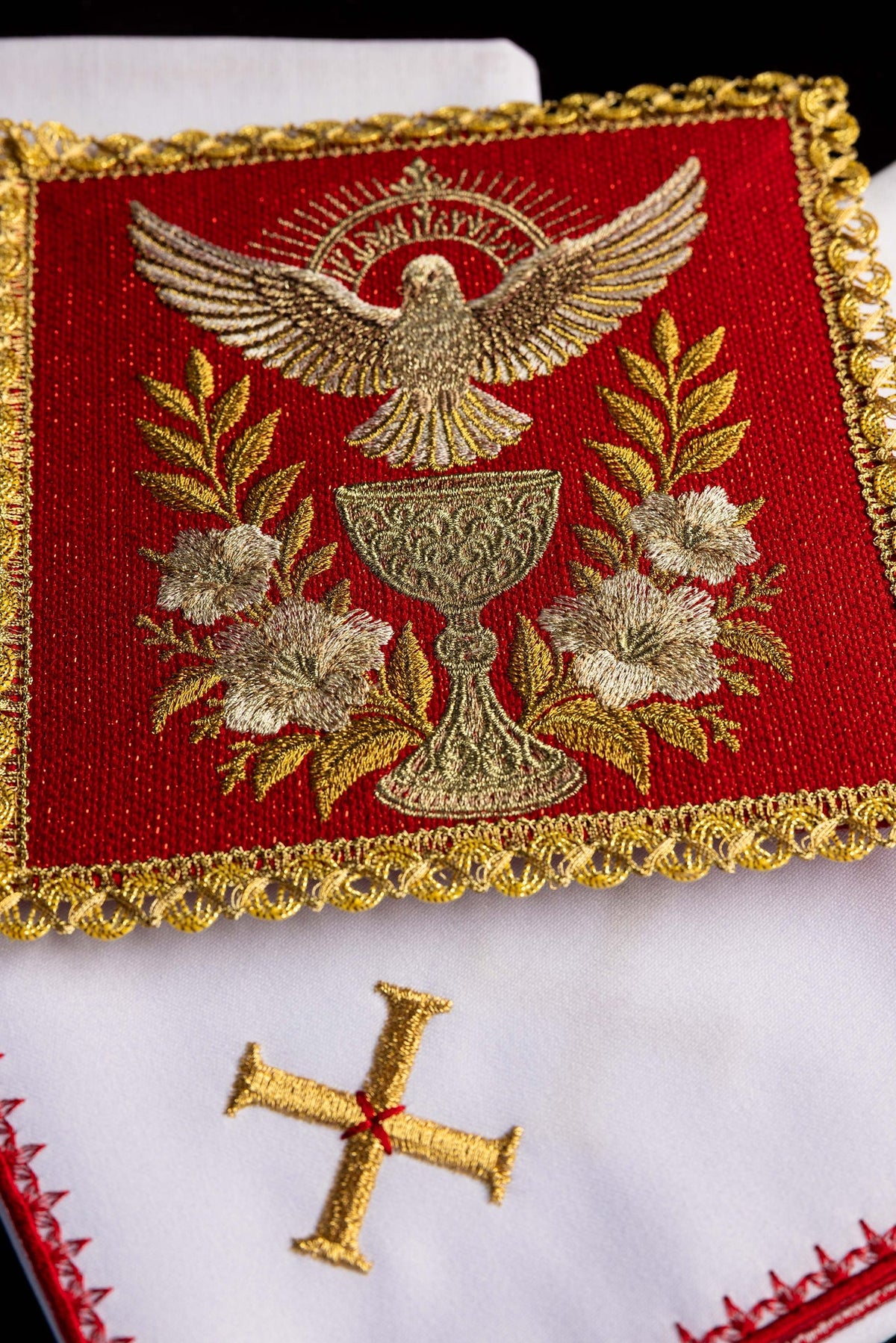 Kelchwäsche mit roter Bursa, bestickt mit dem Heiligen Geist, Kelch und Blumen