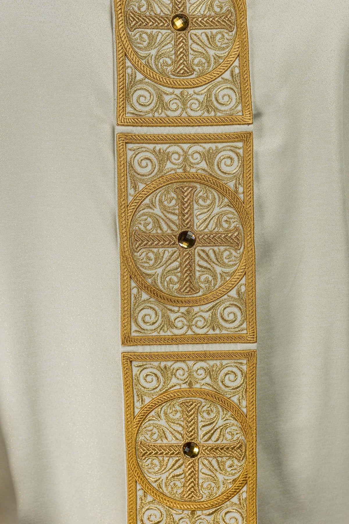 Goldenes Messgewand, Detail der goldbestickten Kreuze und des Schmucksteins am Vorderband