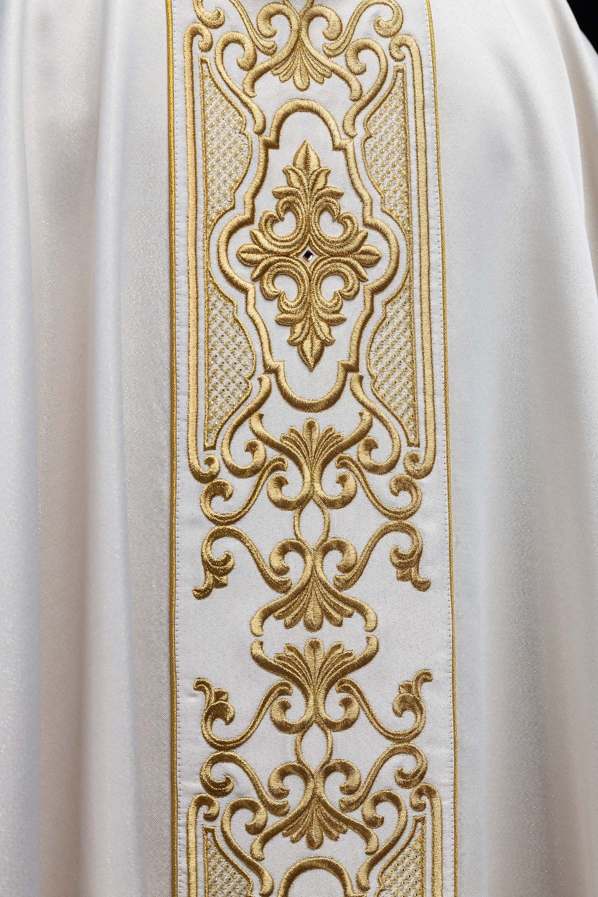 Messgewand, Nahaufnahme der reichen goldenen Ornamentstickerei am Gürtel