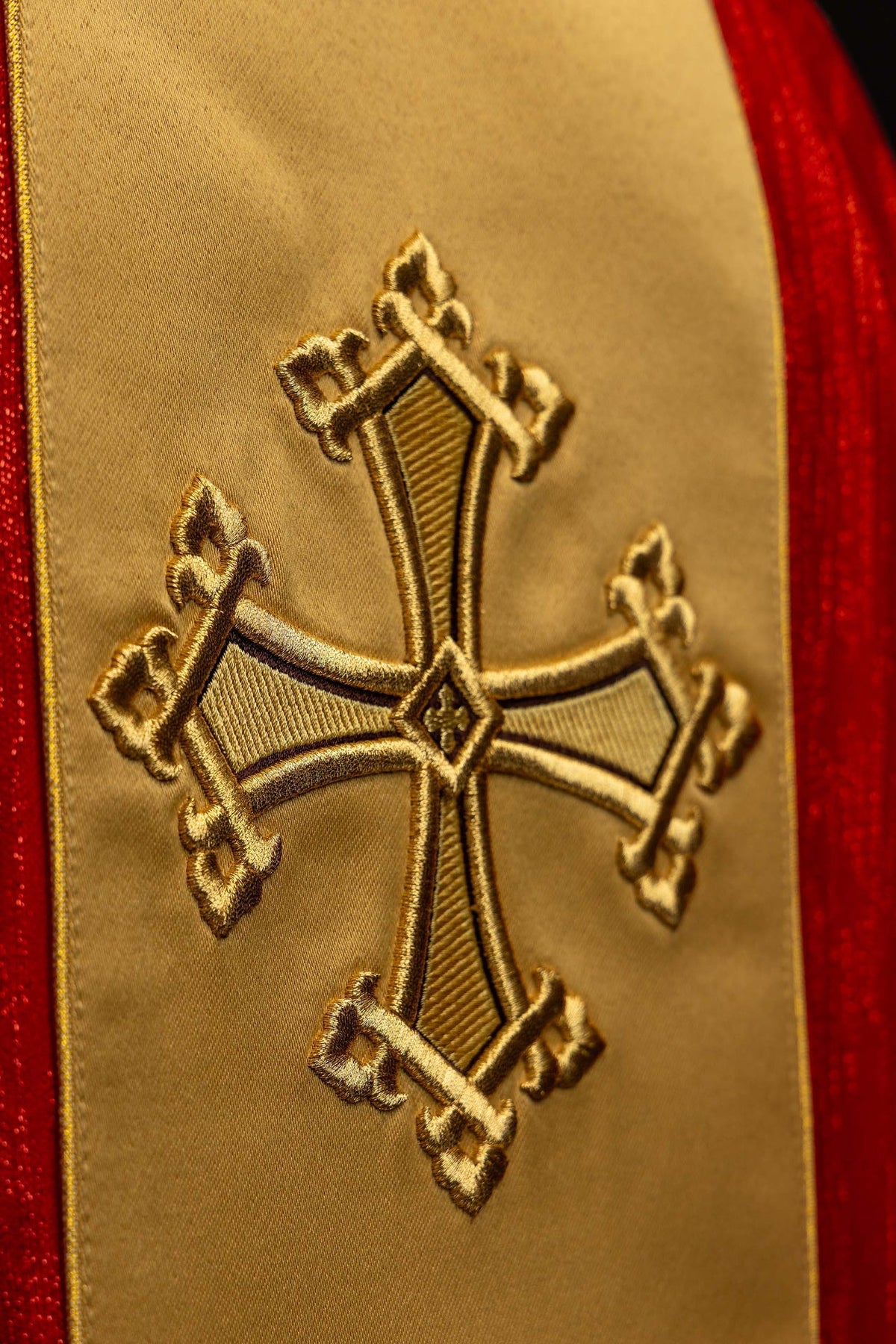 Kasel mit goldfarbenem Kreuzmotiv, Detail der bestickten Mittelborte