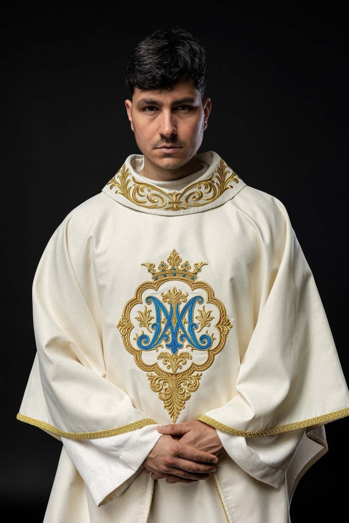 Liturgisches Messgewand mit gesticktem Marienwappen und Krone, Vorderansicht in Elfenbein mit gold-blauer Stickerei
