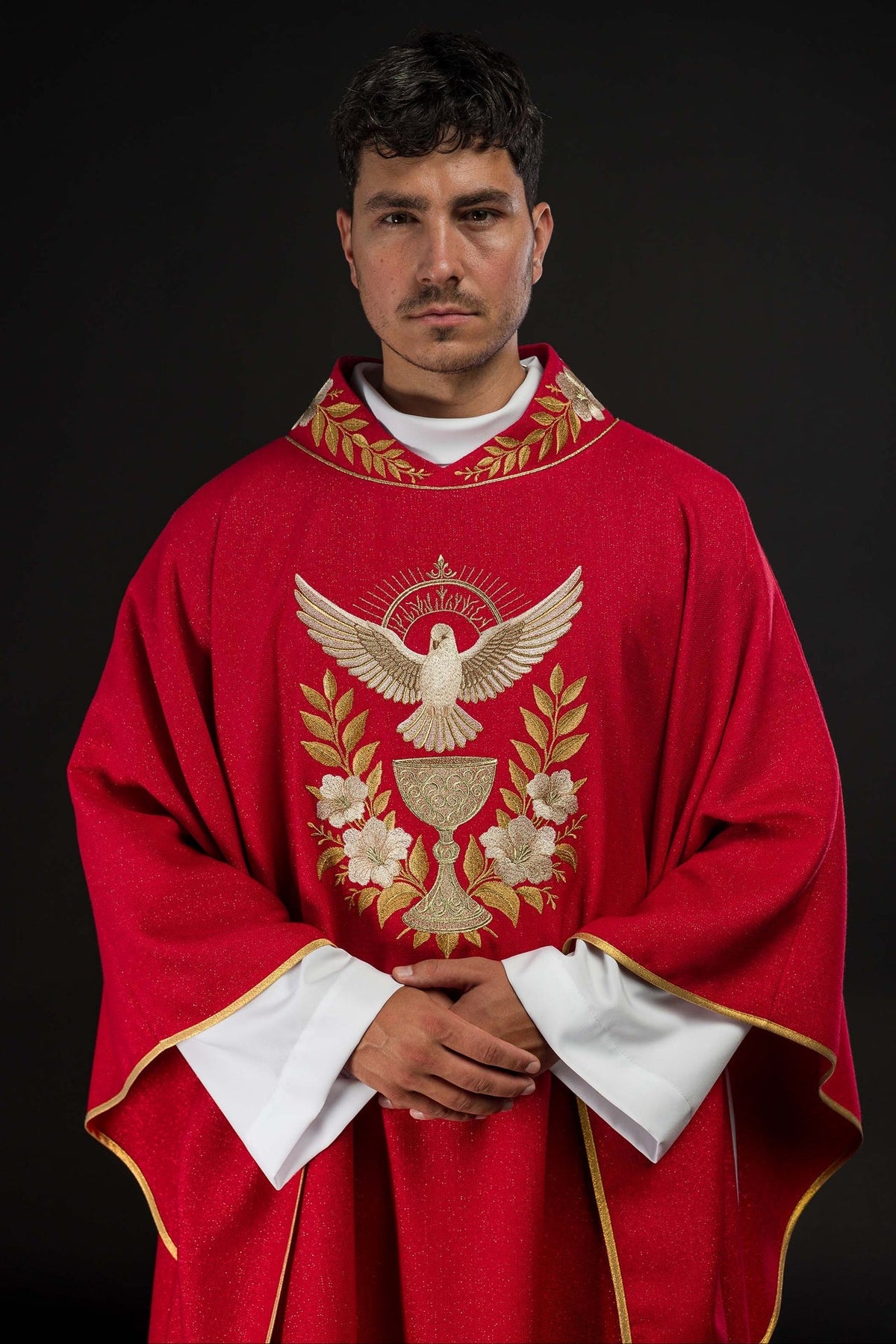 Rotes Messgewand mit besticktem Kragen und Symbol des Heiligen Geistes, Vorderansicht