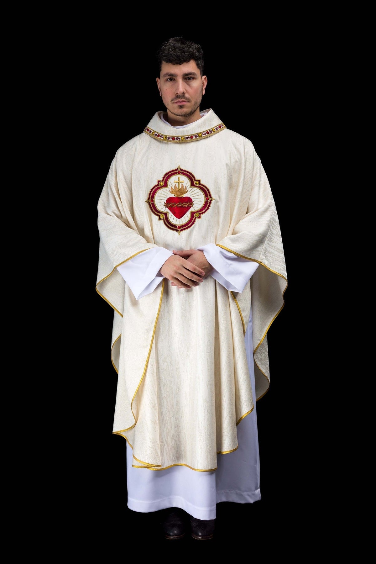 Kasel in Ecru, Vorderansicht mit Herz-Jesu-Stickerei und goldener Einfassung