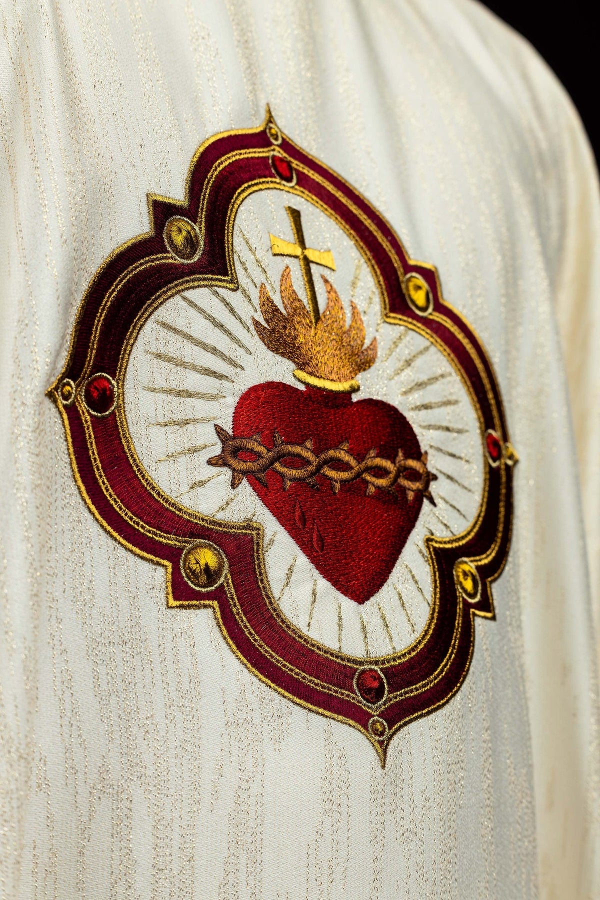 Kasel, Detailansicht der Herz-Jesu-Stickerei mit Kreuz, Flammen und Dornenkrone