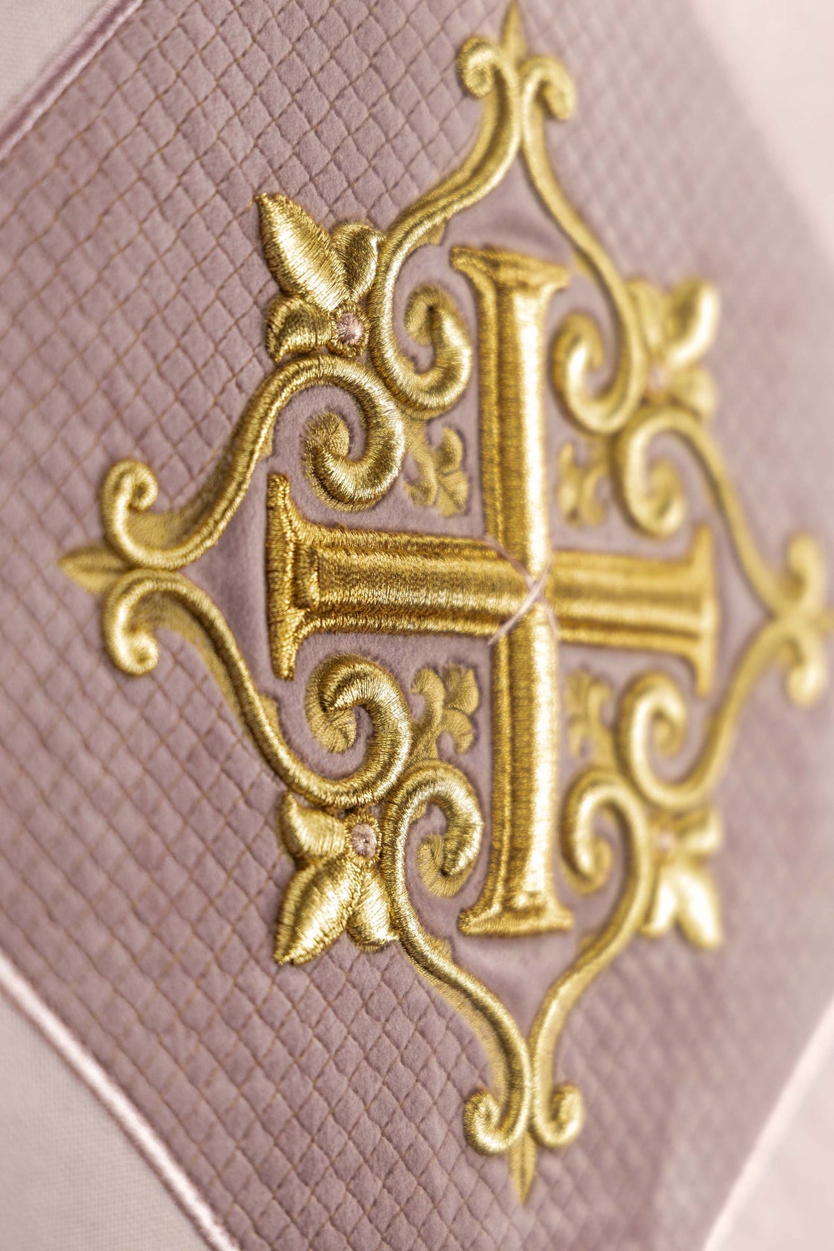 Antependium, Detailaufnahme der goldenen Stickerei mit Kreuz und floralen Ornamenten