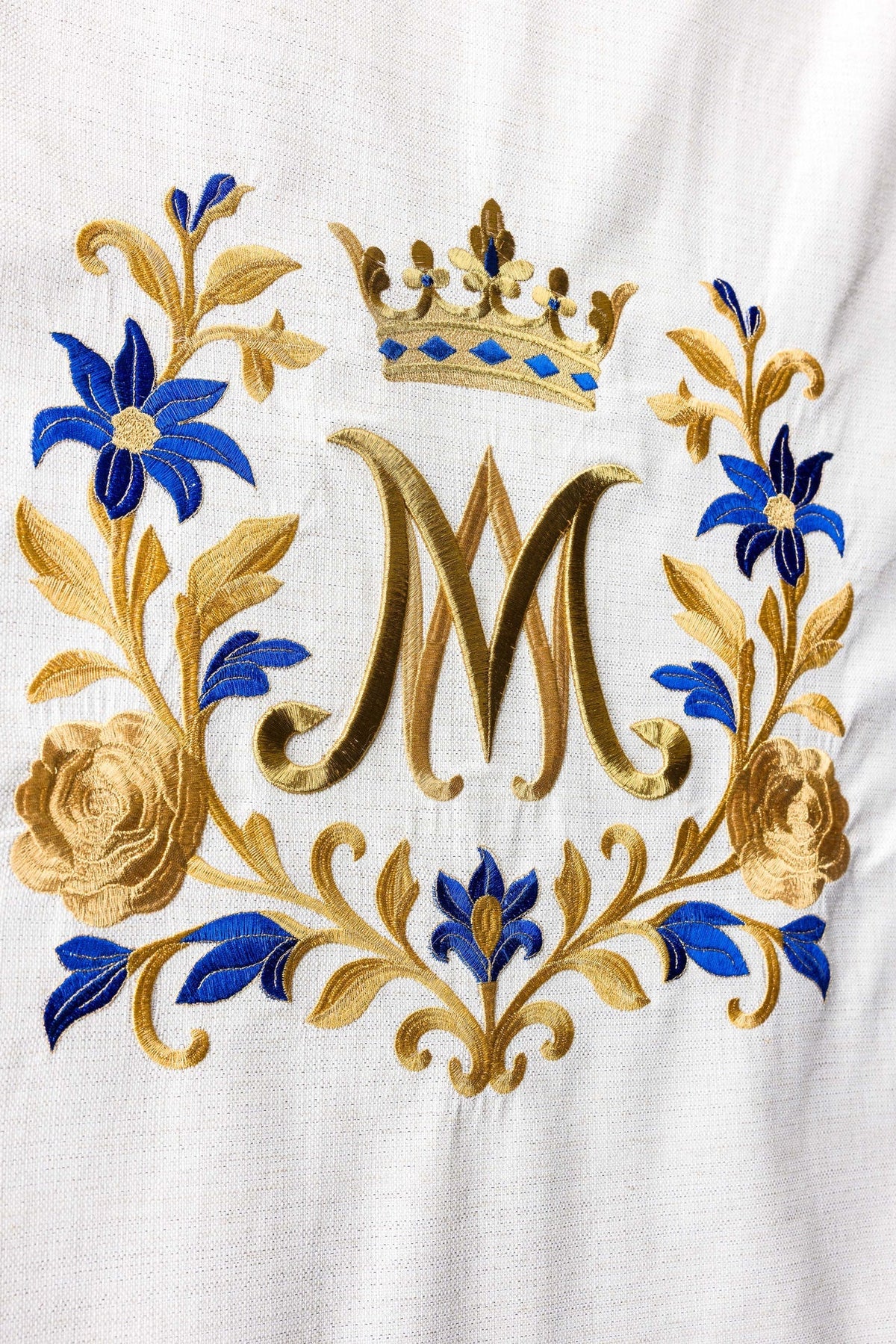 Lektorpulttuch mit marianischer Stickerei, Detail mit goldenem Monogramm, Krone und blauen Blumen