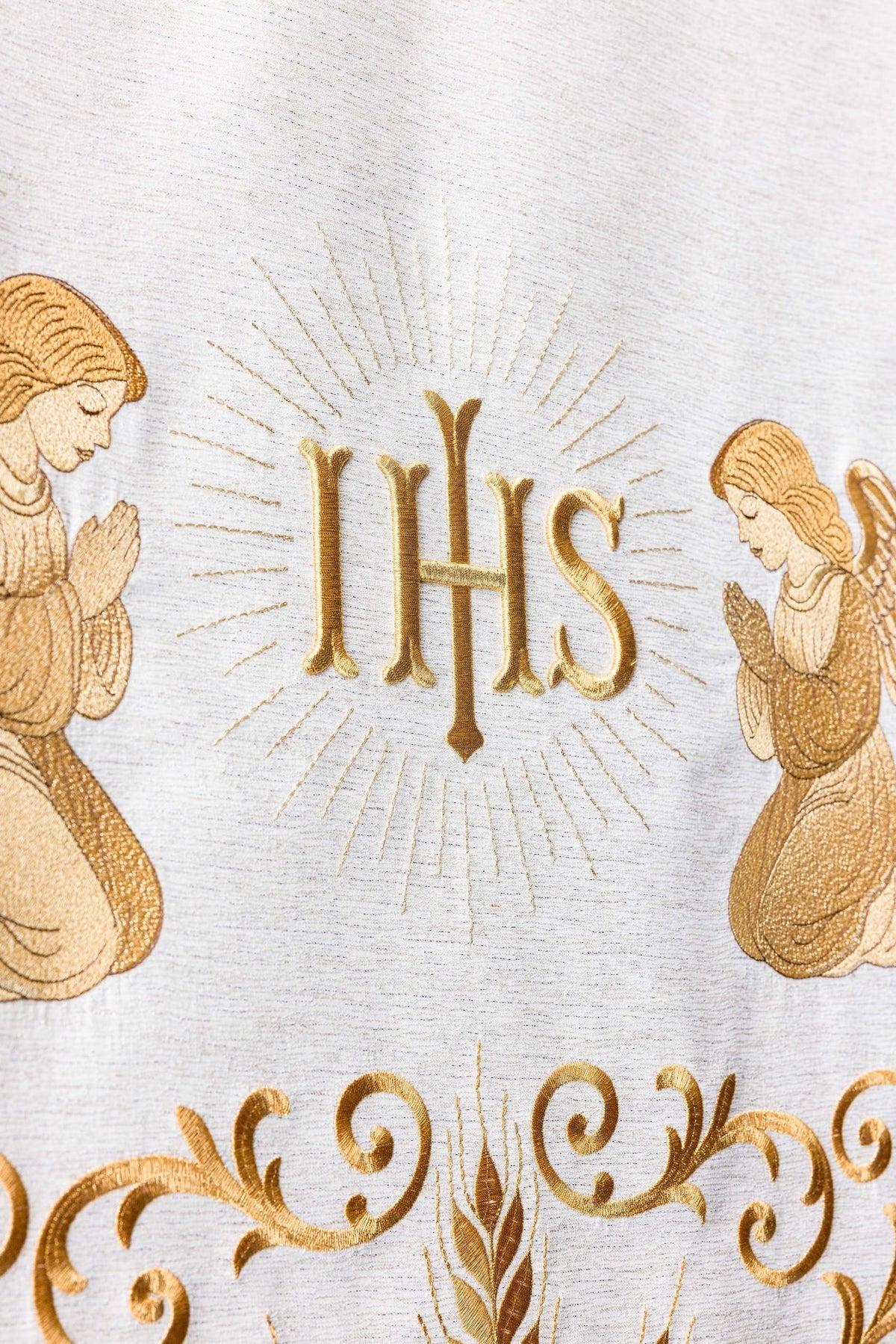 Lektorpulttuch mit IHS, Detail der goldenen Ähren- und Rankenstickerei