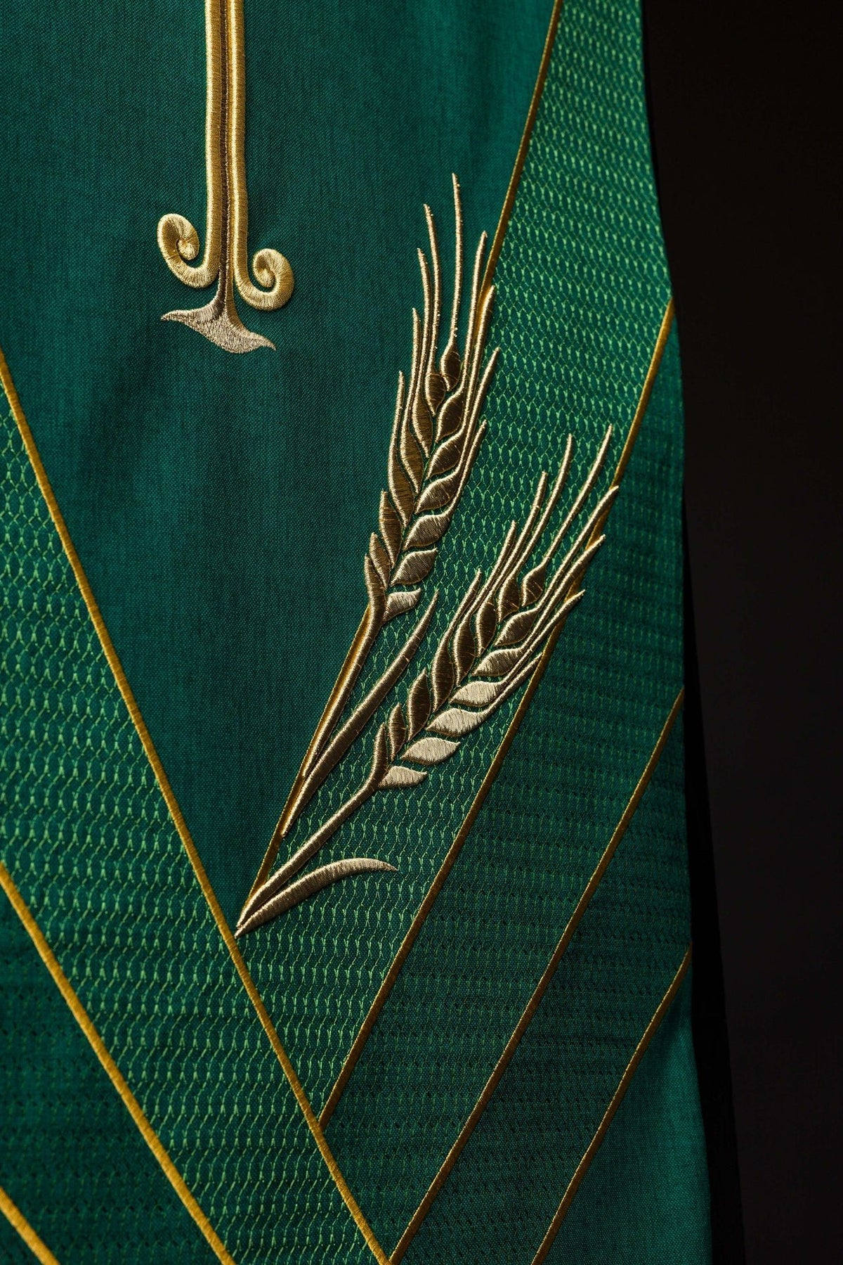Lektorpulttuch mit goldener Ährenstickerei und diagonalen Zierstreifen, Detailansicht