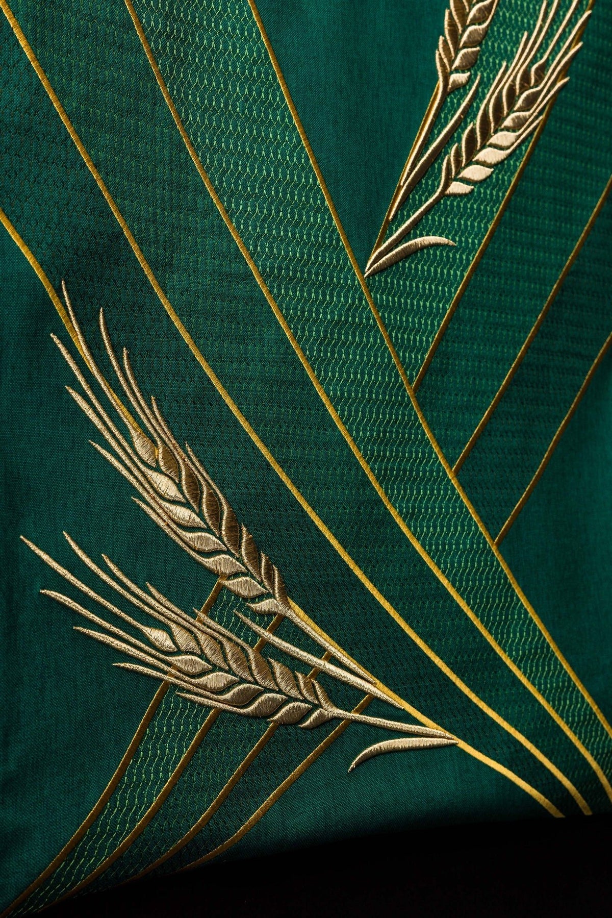 Lektorpulttuch mit goldener Ährenstickerei und grünen Strukturstreifen, Detailansicht