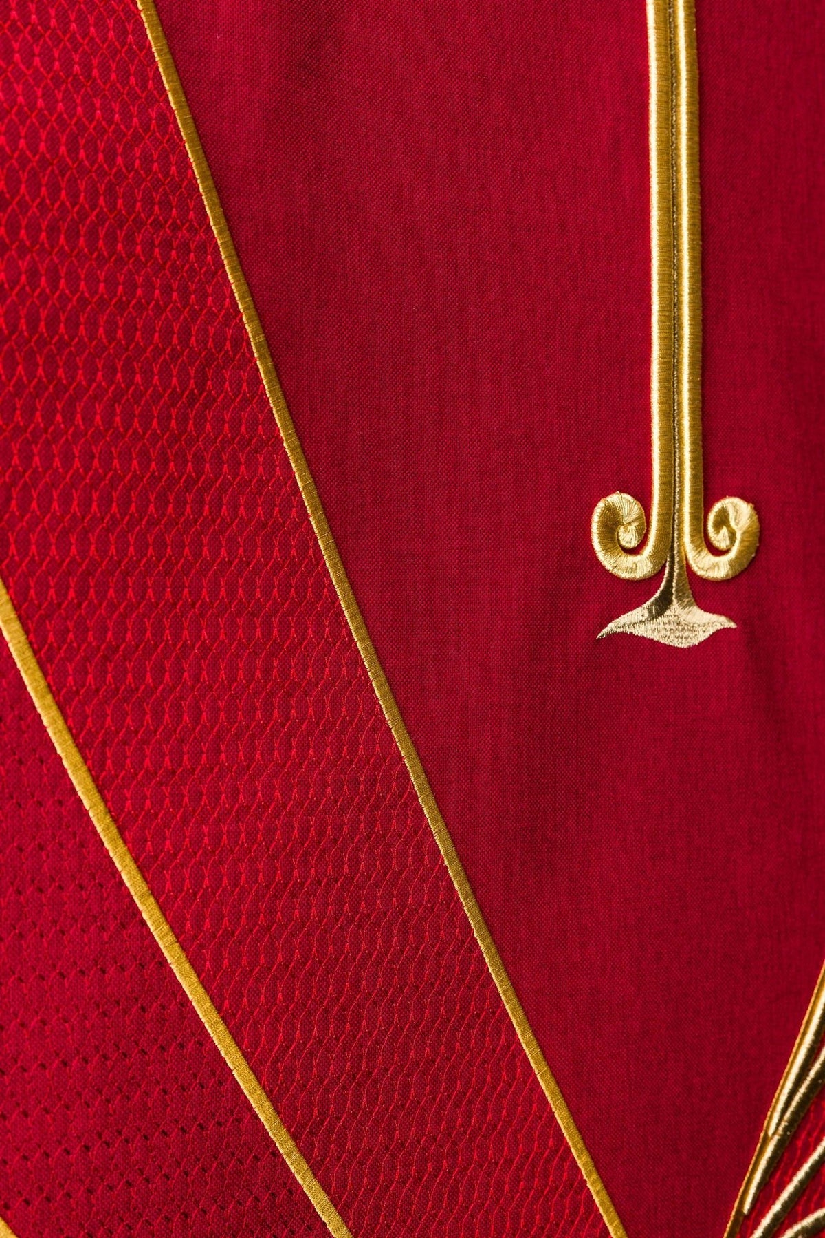 Rotes Lektorpulttuch, Detail der goldenen Kreuzstickerei und des strukturierten Stoffeinsatzes