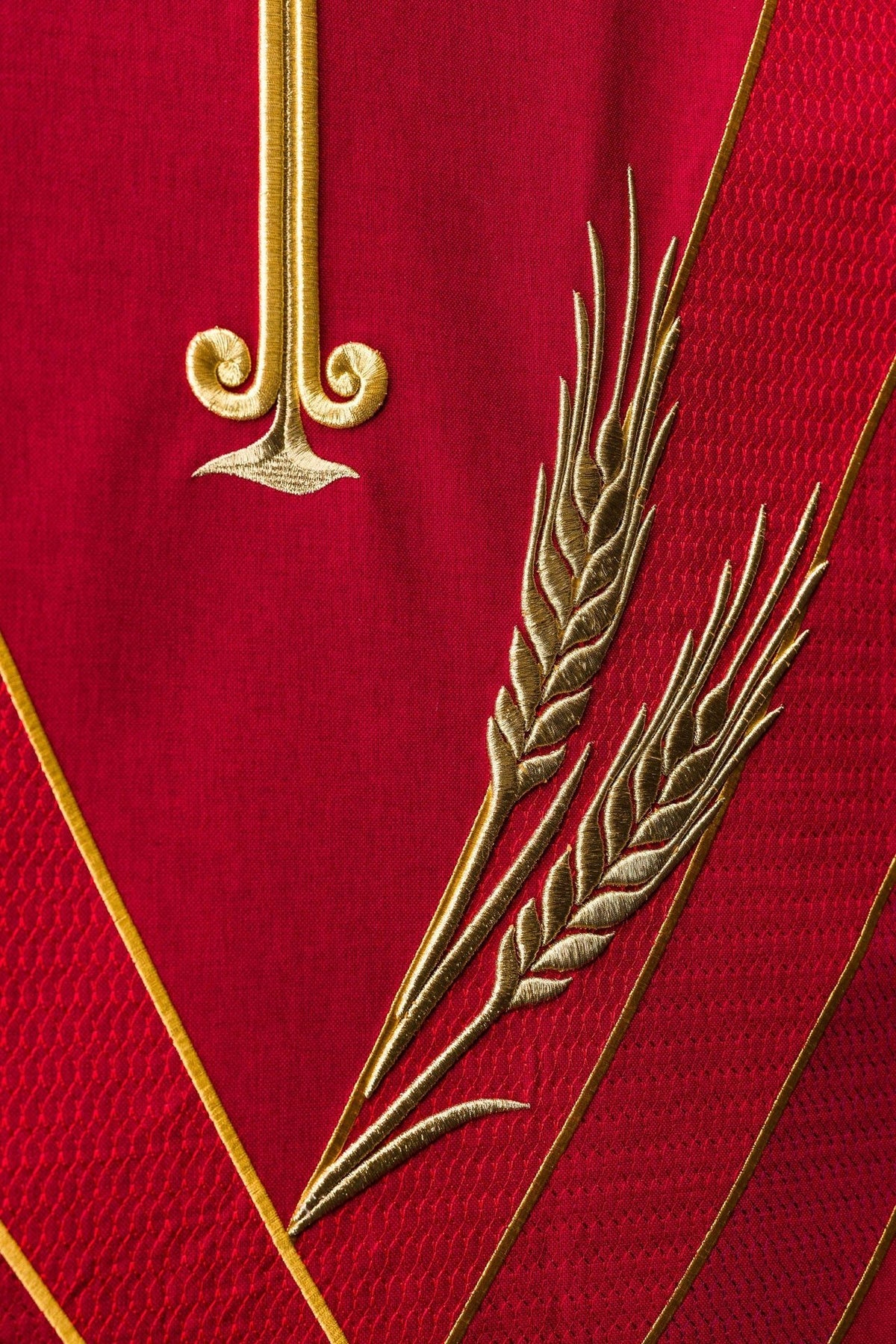 Lektorpulttuch in Rot, Nahaufnahme des goldenen Ährenmotivs und der Zierlinien